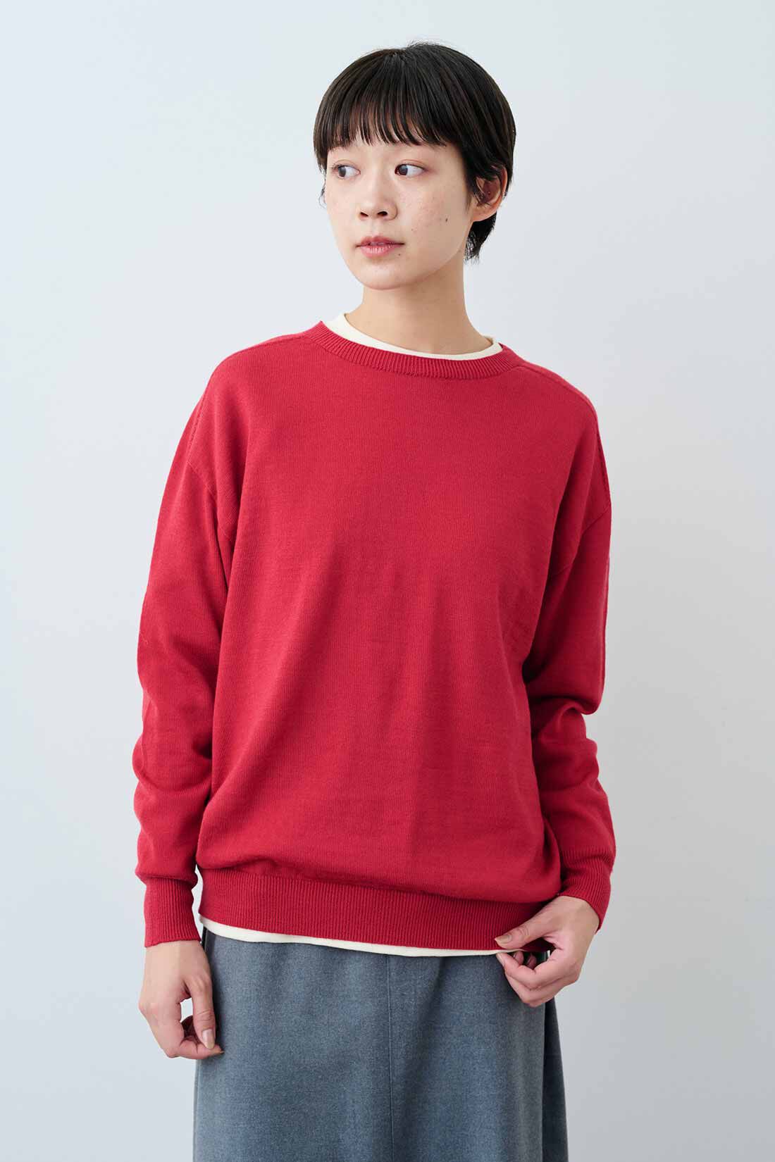 THREE FIFTY STANDARD|THREE FIFTY STANDARD　メリノウールのベーシックセーター〈レッド〉|モデル身長：163cm　着用サイズ：M