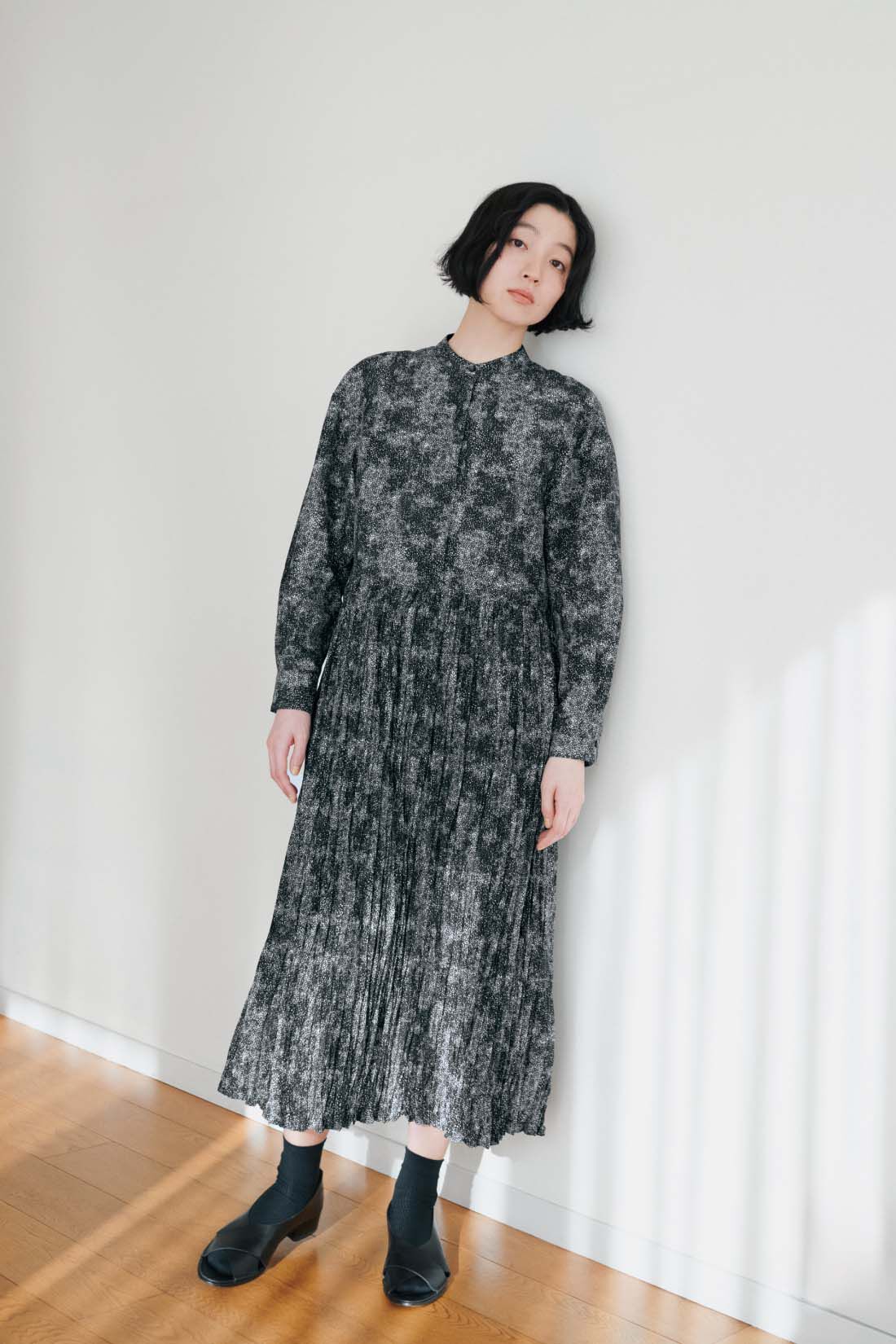 THREE FIFTY STANDARD|THREE FIFTY STANDARD　レオパード風ドット柄のプリーツ切り替えワンピース〈ブラック〉
