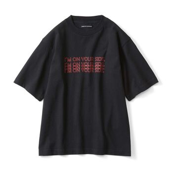 丸胴仕様のロゴプリントＴシャツ〈ブラック〉