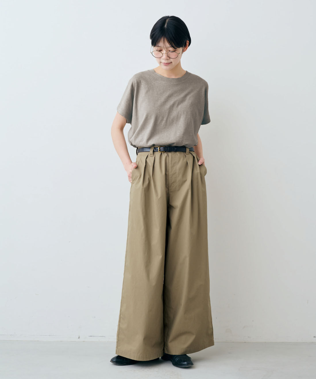 THREE FIFTY STANDARD［スリーフィフティースタンダード］|THREE FIFTY STANDARD　光沢感がきれいな接触冷感素材のワイドパンツ〈カーキベージュ〉|モデル身長：163cm　着用サイズ：M