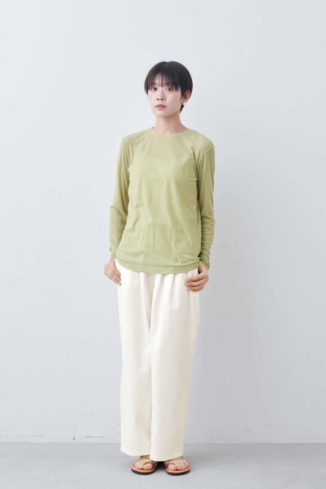 THREE FIFTY STANDARD|カジュアルすぎないチノパンツ〈アイボリー〉のコーディネート