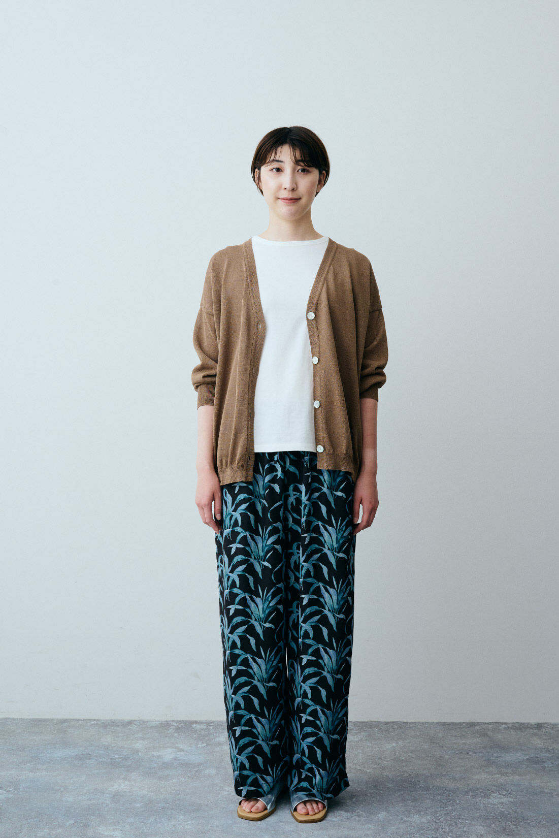 THREE FIFTY STANDARD|和紙ブレンドＶネックカーディガンＢＲ　ＴＦＳとミュルーズ染織美術館パンツＢＫ　ＴＦＳのコーディネート