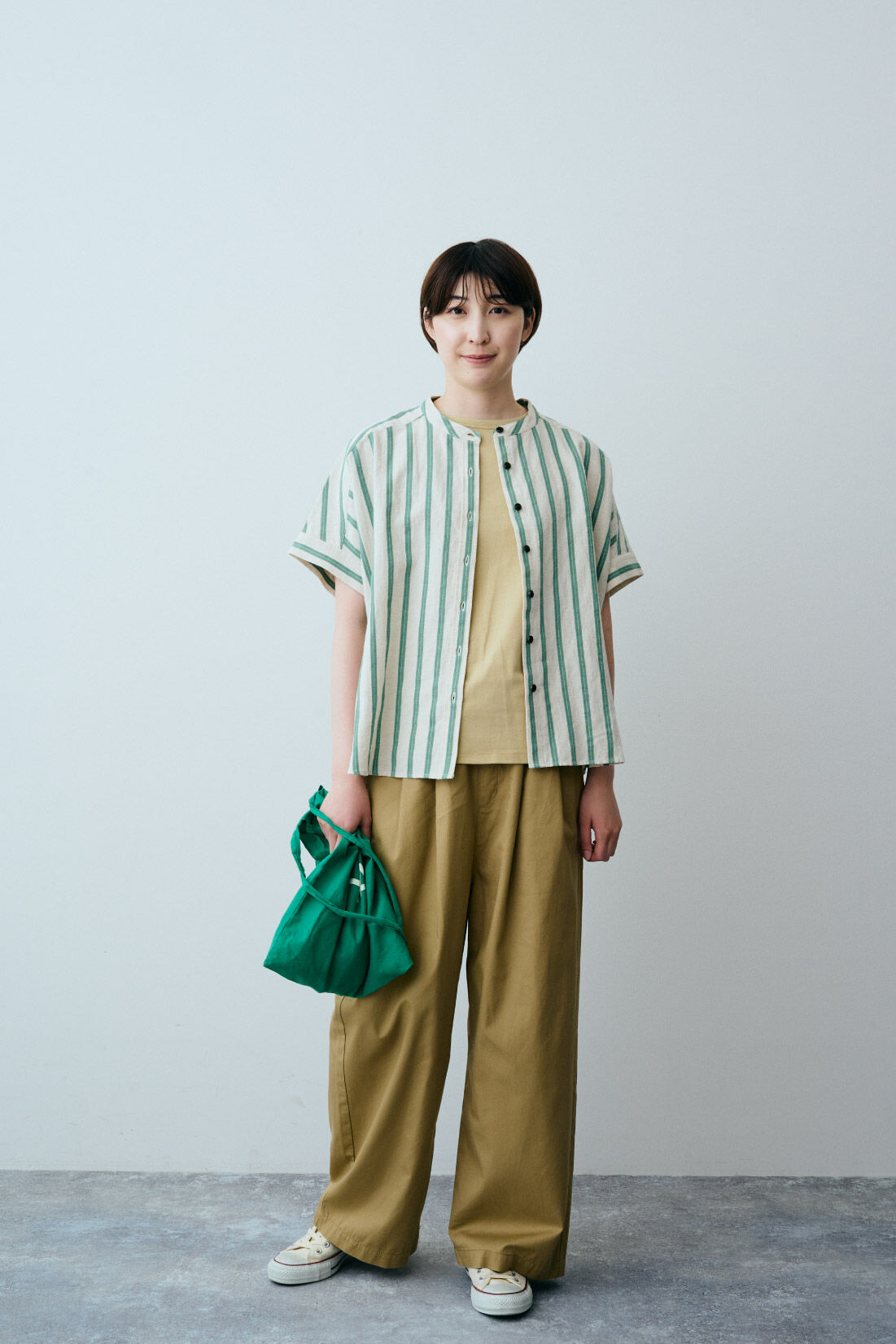 THREE FIFTY STANDARD|コットンリネンストライプシャツＧＲ　ＴＦＳとタックイージーチノパンツカーキベージュ　ＴＦＳのコーディネート|モデル身長：163cm　着用サイズ：M