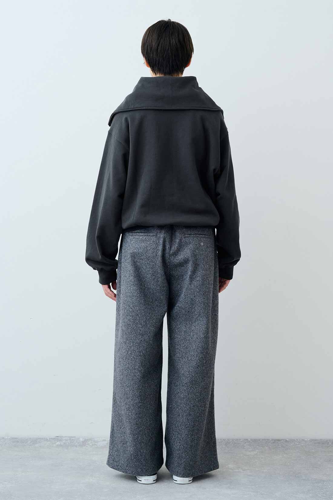 THREE FIFTY STANDARD|セーラー風のハーフジップスウェット〈チャコールグレー〉とフライス編みのストレッチラグランスリーブTシャツの会のコーディネート|モデル身長：163cm 着用サイズ：M