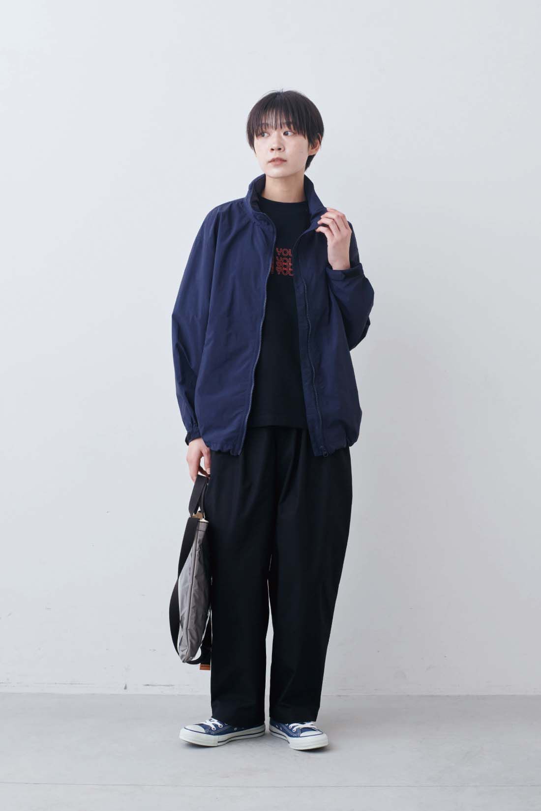 THREE FIFTY STANDARD|THREE FIFTY STANDARD　丸胴仕様のロゴプリントＴシャツ〈ブラック〉|モデル身長：163cm　着用サイズ：M