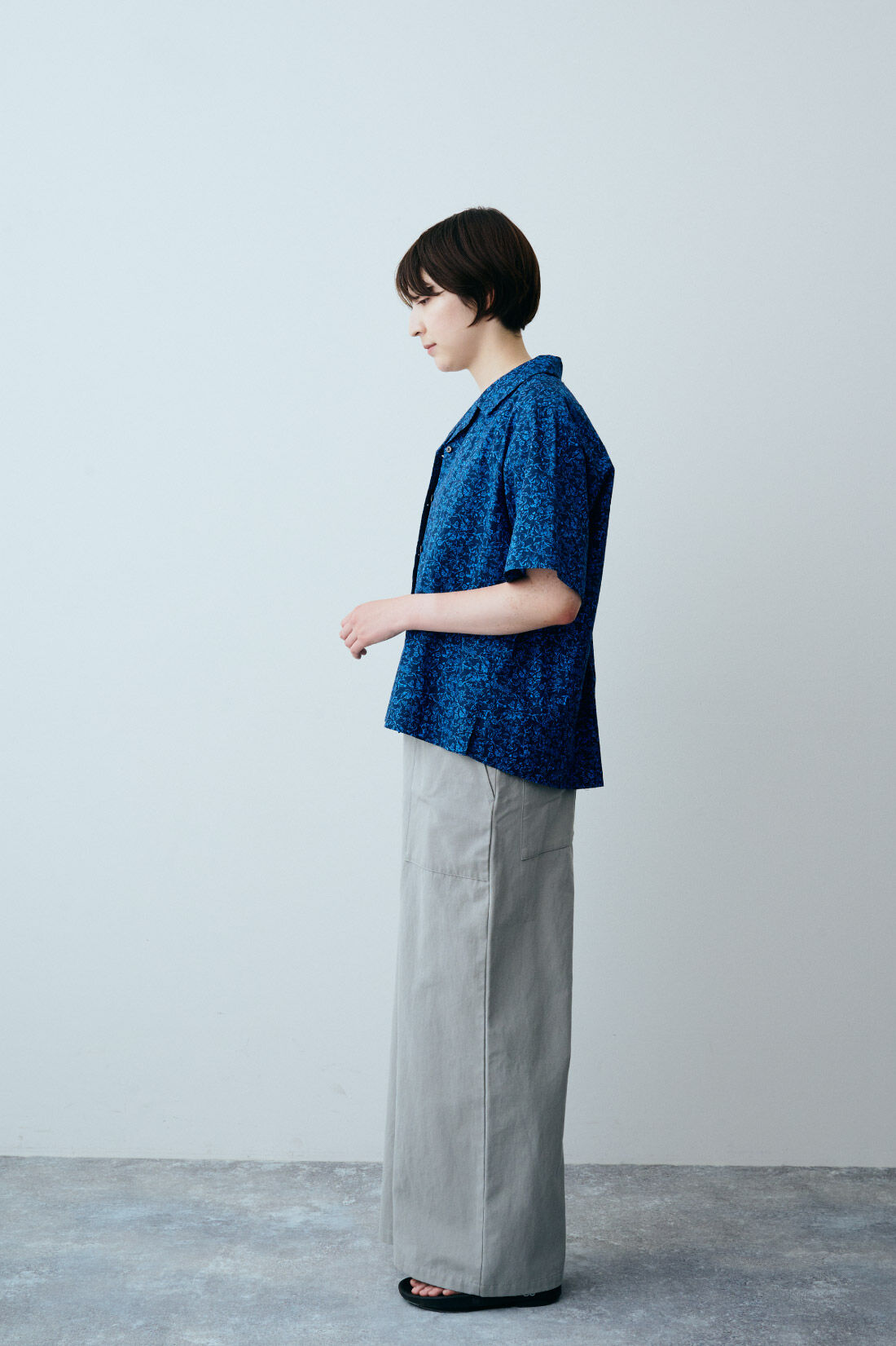 THREE FIFTY STANDARD|THREE FIFTY STANDARD シックな花柄の開衿シャツ〈ネイビー〉