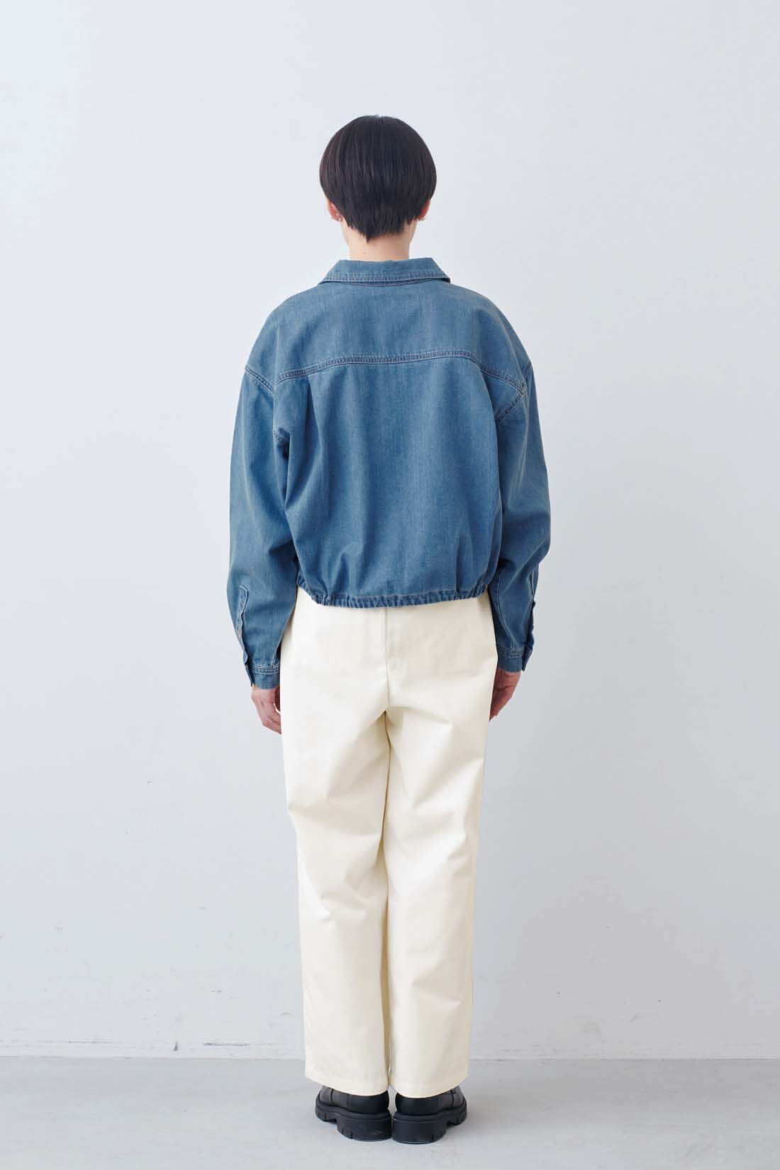 THREE FIFTY STANDARD|ライトデニムのシャツジャケットとカジュアルすぎないチノパンツ〈アイボリー〉のコーディネート