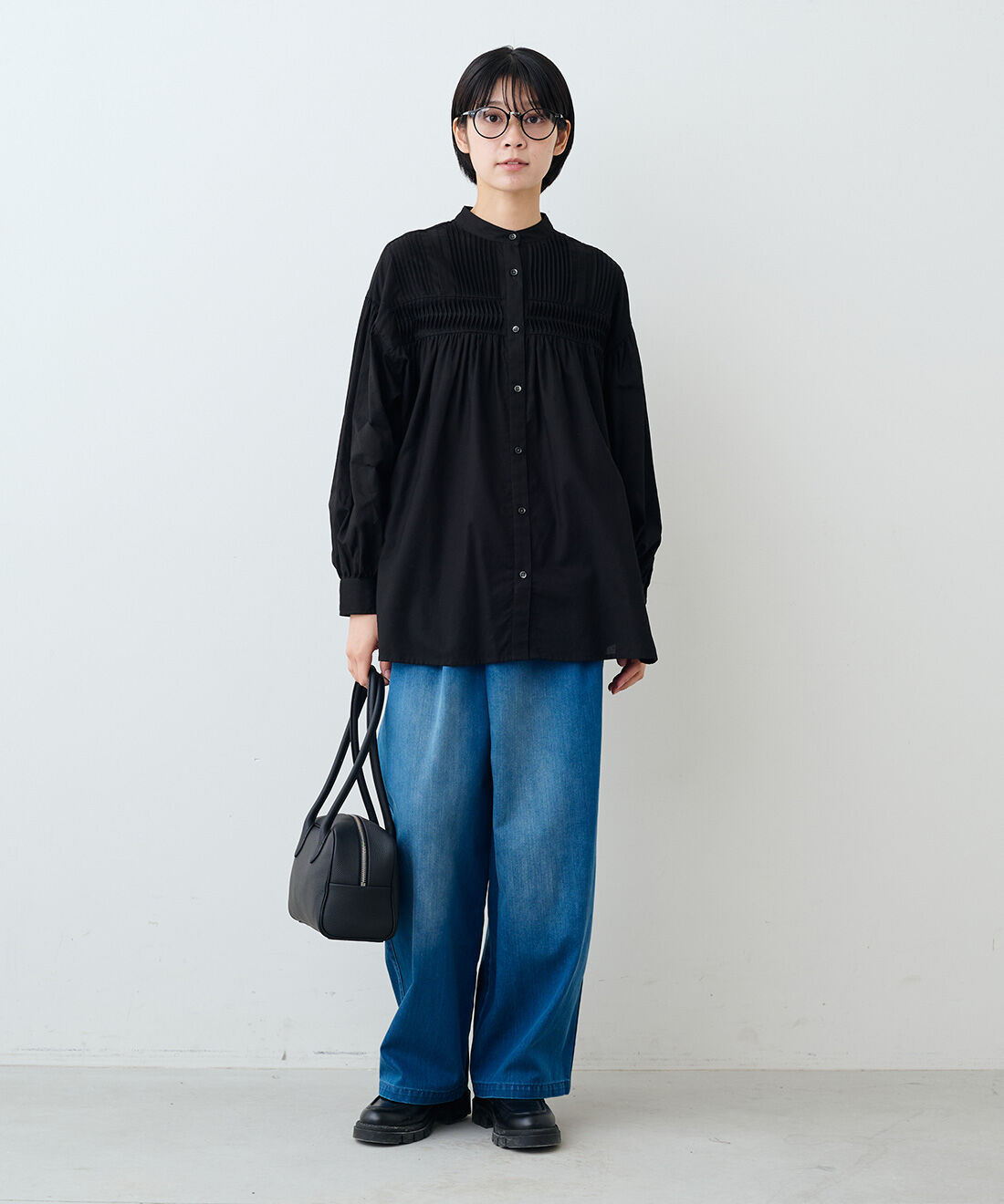THREE FIFTY STANDARD［スリーフィフティースタンダード］|THREE FIFTY STANDARD　ピンタックのオーバーブラウス〈ブラック〉|モデル身長：163cm　着用サイズ：M