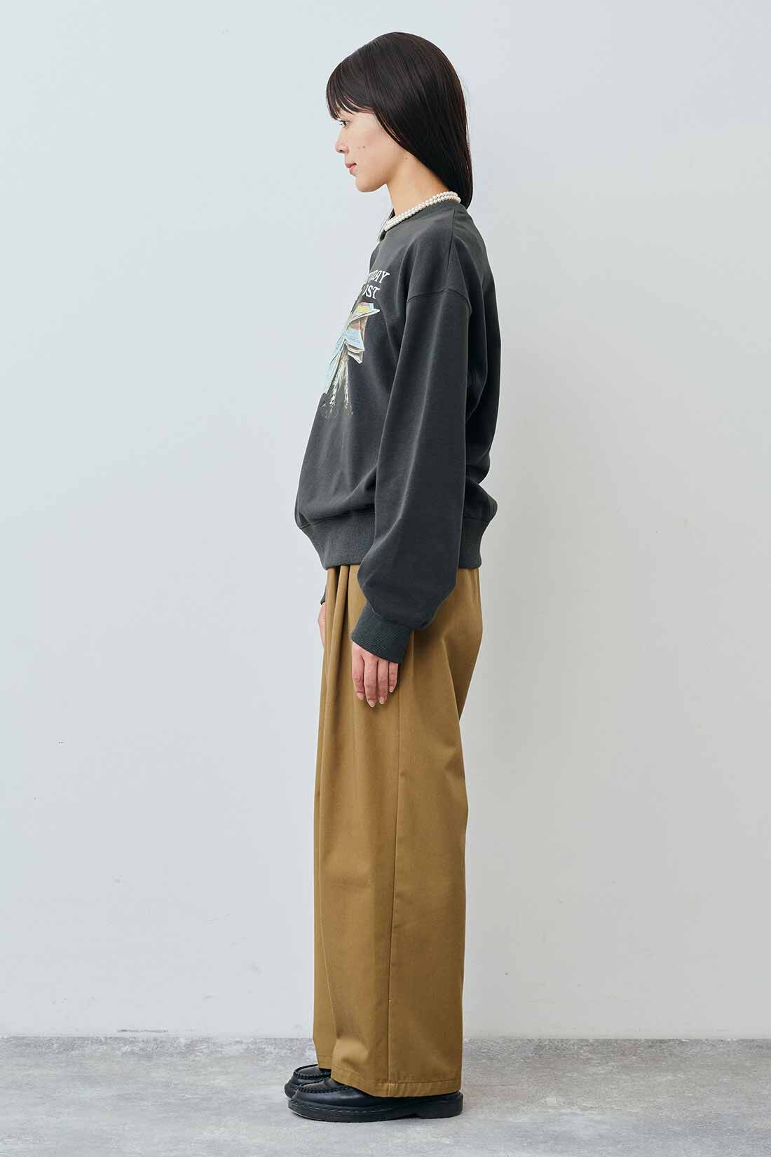 THREE FIFTY STANDARD|Saturday Evening Post プリントトレーナー〈チャコールグレー〉とカジュアルすぎないチノパンツ〈キャメル〉のコーディネート THREE FIFTY STANDARD|Saturday Evening Post プリントトレーナー〈チャコールグレー〉とカジュアルすぎないチノパンツ〈キャメル〉のコーディネート