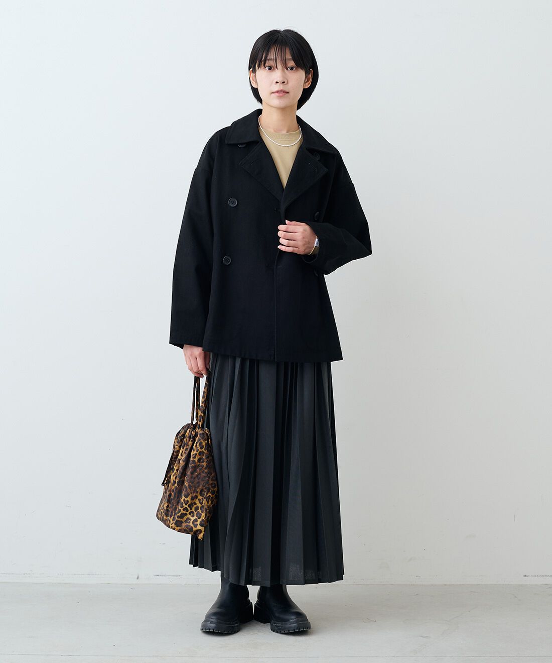 THREE FIFTY STANDARD|コットンツイルのダブルコートBK TFSと吸水速乾長袖Tシャツ TFSとカットソーのプリーツスカートGY TFSのコーディネート|モデル身長:163cm 着用サイズ:M THREE FIFTY STANDARD|コットンツイルのダブルコートBK TFSと吸水速乾長袖Tシャツ TFSとカットソーのプリーツスカートGY TFSのコーディネート|モデル身長:163cm 着用サイズ:M