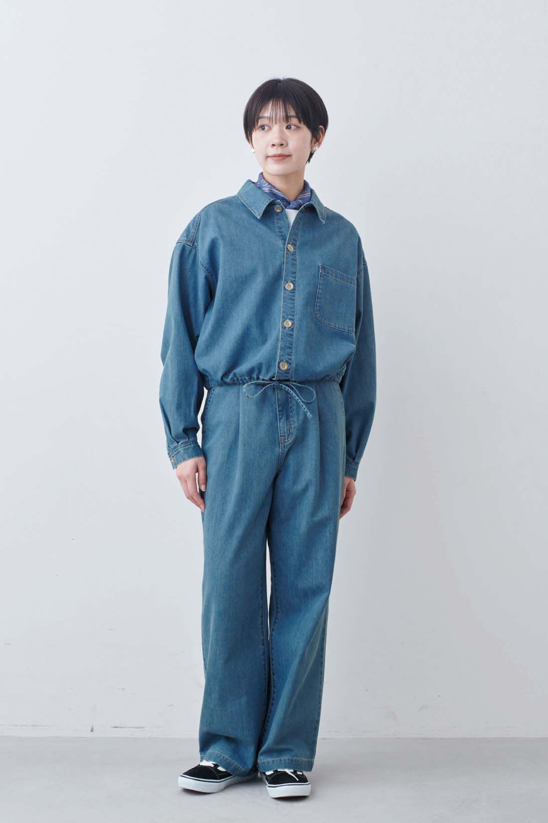 THREE FIFTY STANDARD|THREE FIFTY STANDARD　ライトデニムのシャツジャケット|モデル身長：163cm　着用サイズ：M