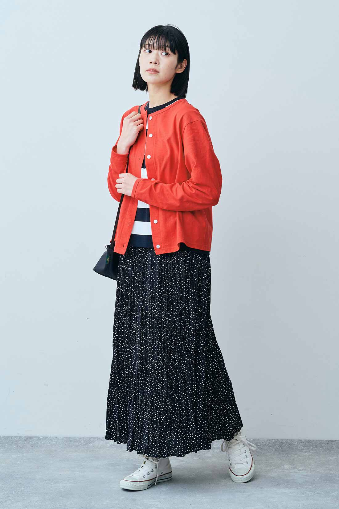 THREE FIFTY STANDARD|コットン素材 クルーネックカーディガンと変形ドット柄 ランダムプリーツスカート〈ブラック〉のコーディネート|モデル身長：163cm 着用サイズ：M