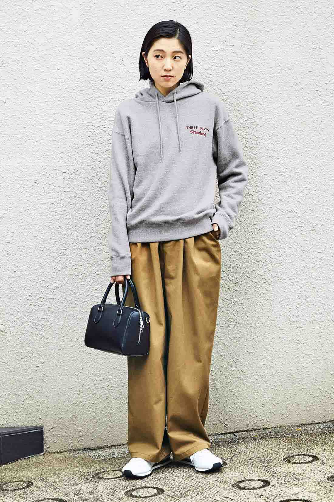 THREE FIFTY STANDARD|綿100％ ベーカリーショップパーカー〈グレー〉のコーディネート