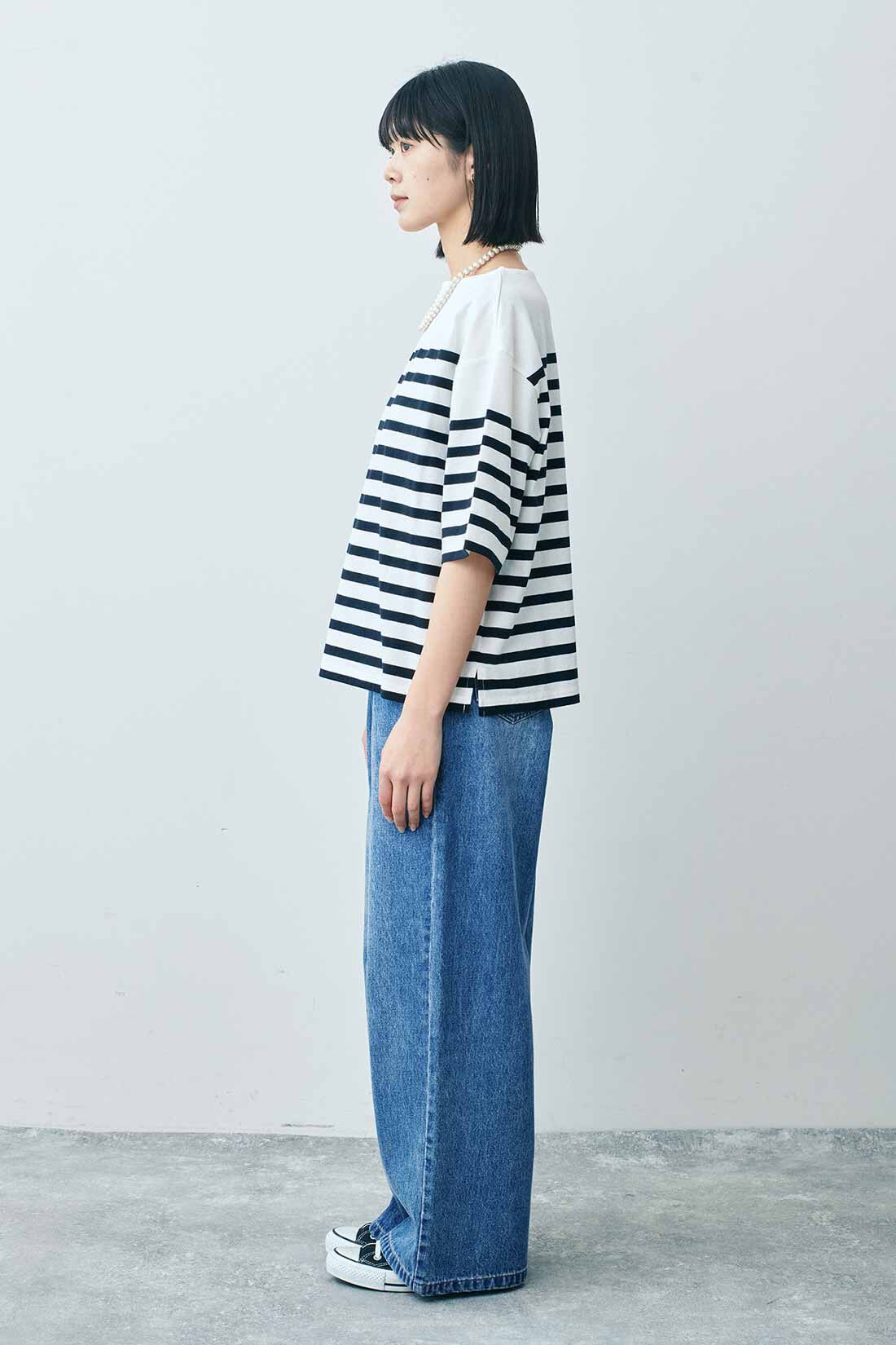 THREE FIFTY STANDARD|パネルボーダーTシャツ TFSとタックバギーデニムパンツ TFSのコーディネート|モデル身長:163cm 着用サイズ:M THREE FIFTY STANDARD|パネルボーダーTシャツ TFSとタックバギーデニムパンツ TFSのコーディネート|モデル身長:163cm 着用サイズ:M