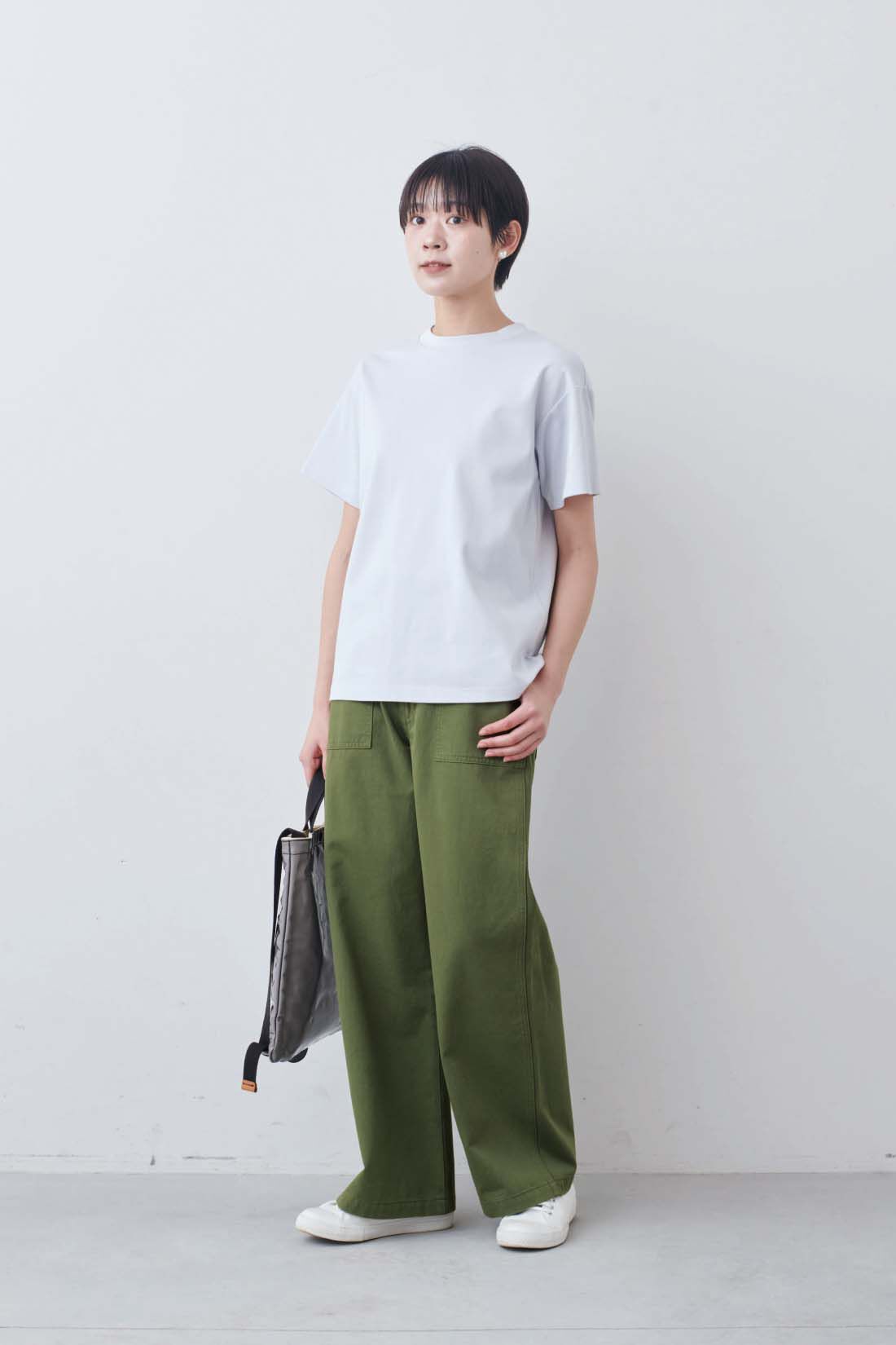 THREE FIFTY STANDARD|THREE FIFTY STANDARD　ベーシックなベイカーパンツ〈カーキグリーン〉|モデル身長：163cm　着用サイズ：M