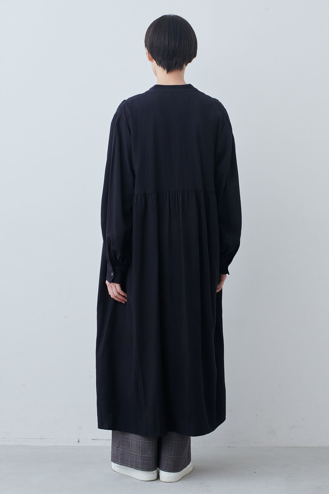 THREE FIFTY STANDARD|THREE FIFTY STANDARD　ピンタックのワンピース〈ブラック〉|モデル身長：163cm　着用サイズ：M
