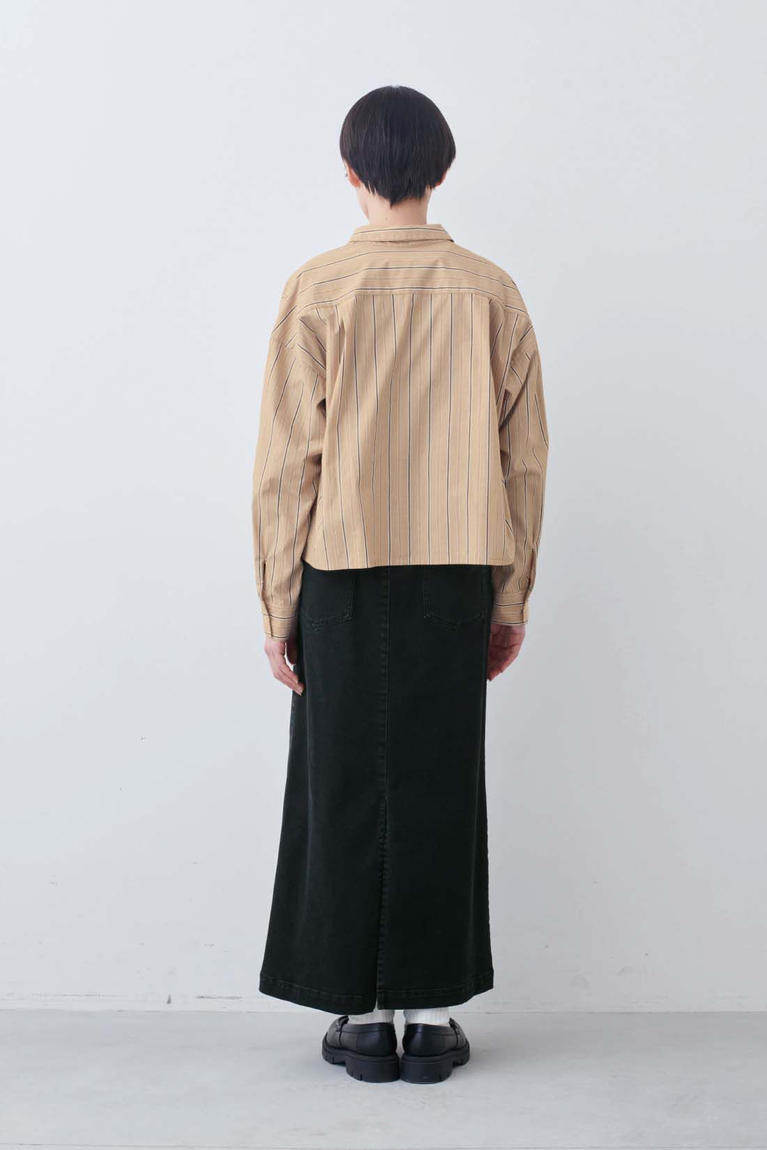 THREE FIFTY STANDARD|クロップド丈のストライプシャツ〈シナモンベージュ〉とシックなウォッシュドブラックデニムのスカートのコーディネート