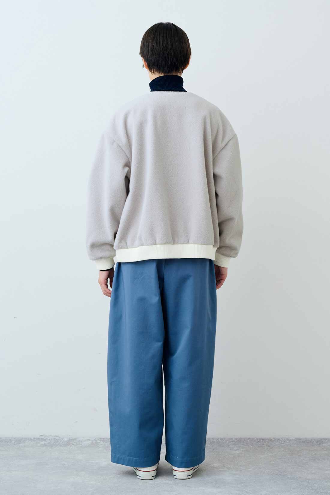 THREE FIFTY STANDARD|金子敦子さんと作った ノーカラーブルゾン〈ライトグレー〉とコットン100％のリブタートルのコーディネート|モデル身長：163cm 着用サイズ：M
