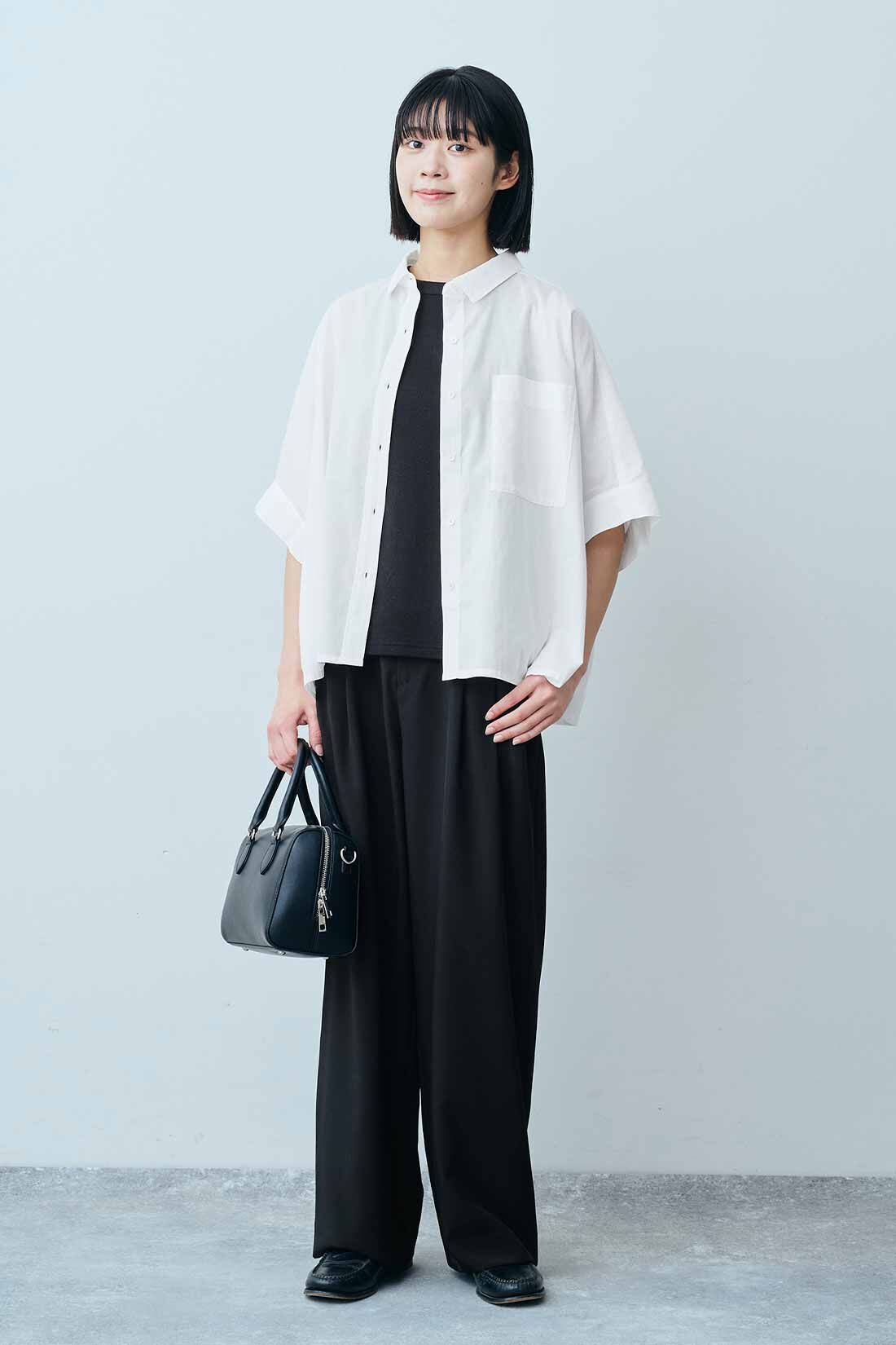 THREE FIFTY STANDARD|オーガニックコットン ワイドシルエット シャツ〈オフホワイト〉としわになりにくい タックパンツ〈ブラック〉のコーディネート|モデル身長：163cm 着用サイズ：M