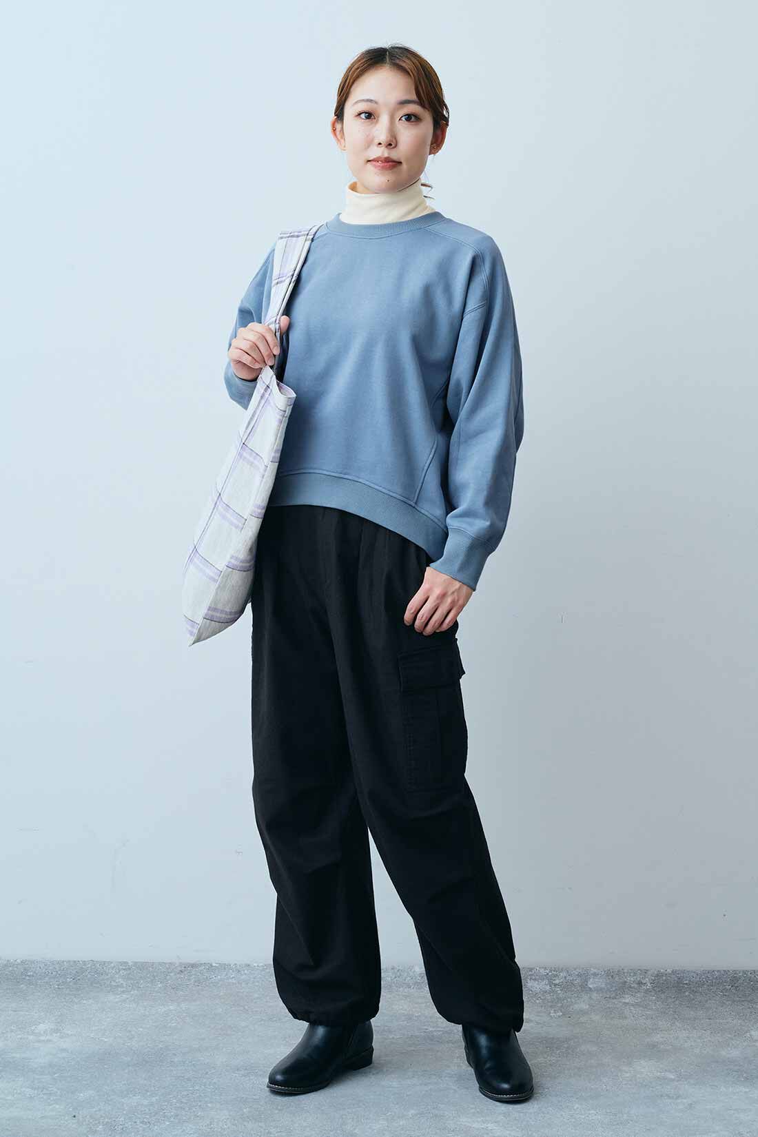 THREE FIFTY STANDARD|THREE FIFTY STANDARD すそラウンドシルエットの裏毛プルオーバー〈サックス〉|モデル身長：165cm　着用サイズ：M