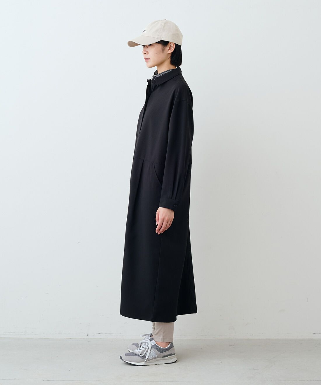 THREE FIFTY STANDARD|ボックスシルエットの比翼仕立て シャツワンピース〈ブラック〉とシルク混レギンス TFSのコーディネート|モデル身長:163cm 着用サイズ:M THREE FIFTY STANDARD|ボックスシルエットの比翼仕立て シャツワンピース〈ブラック〉とシルク混レギンス TFSのコーディネート|モデル身長:163cm 着用サイズ:M