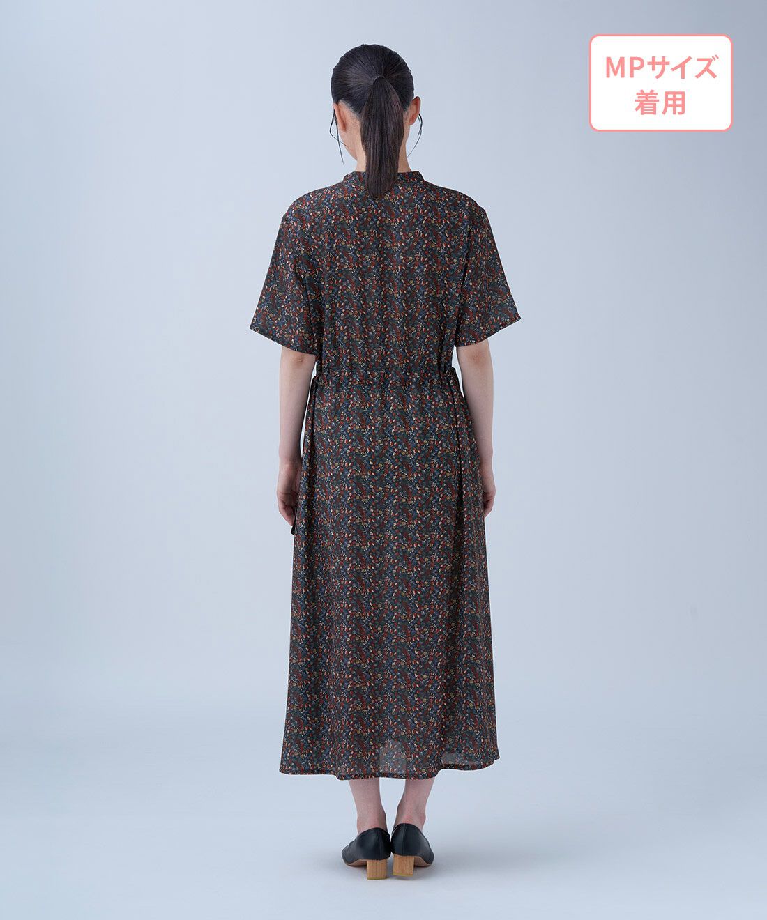 THREE FIFTY STANDARD|THREE FIFTY STANDARD　ミュルーズモダン　シルエットを変えられる ヴィンテージプリントワンピース〈ネイビー〉|モデル身長：152cm　着用サイズ：MP