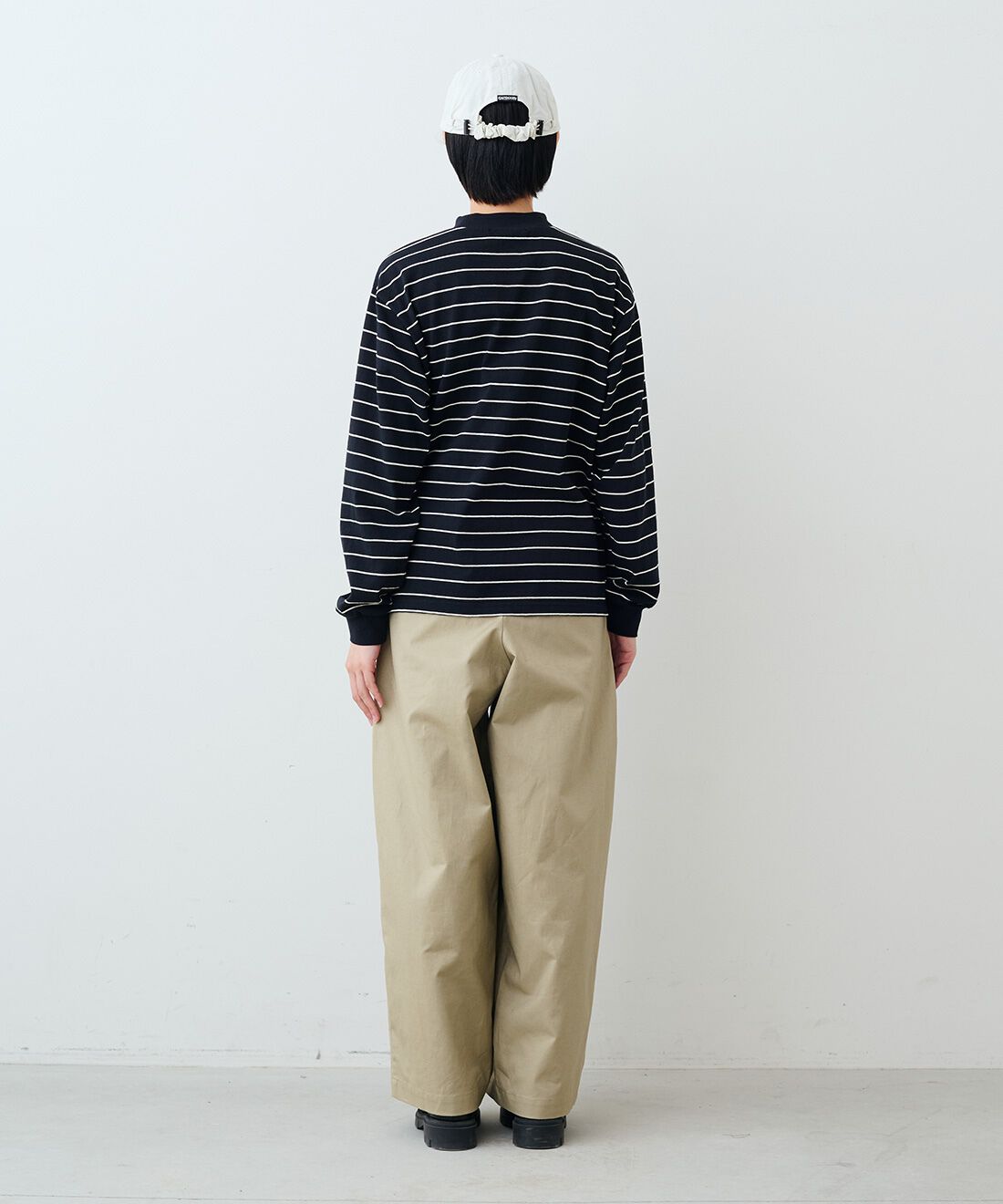 THREE FIFTY STANDARD［スリーフィフティースタンダード］|レトロなボーダーＴシャツ　ＴＦＳと綿麻タックイージーパンツカーキベージュ　ＴＦＳのコーディネート|モデル身長：163cm 着用サイズ：M