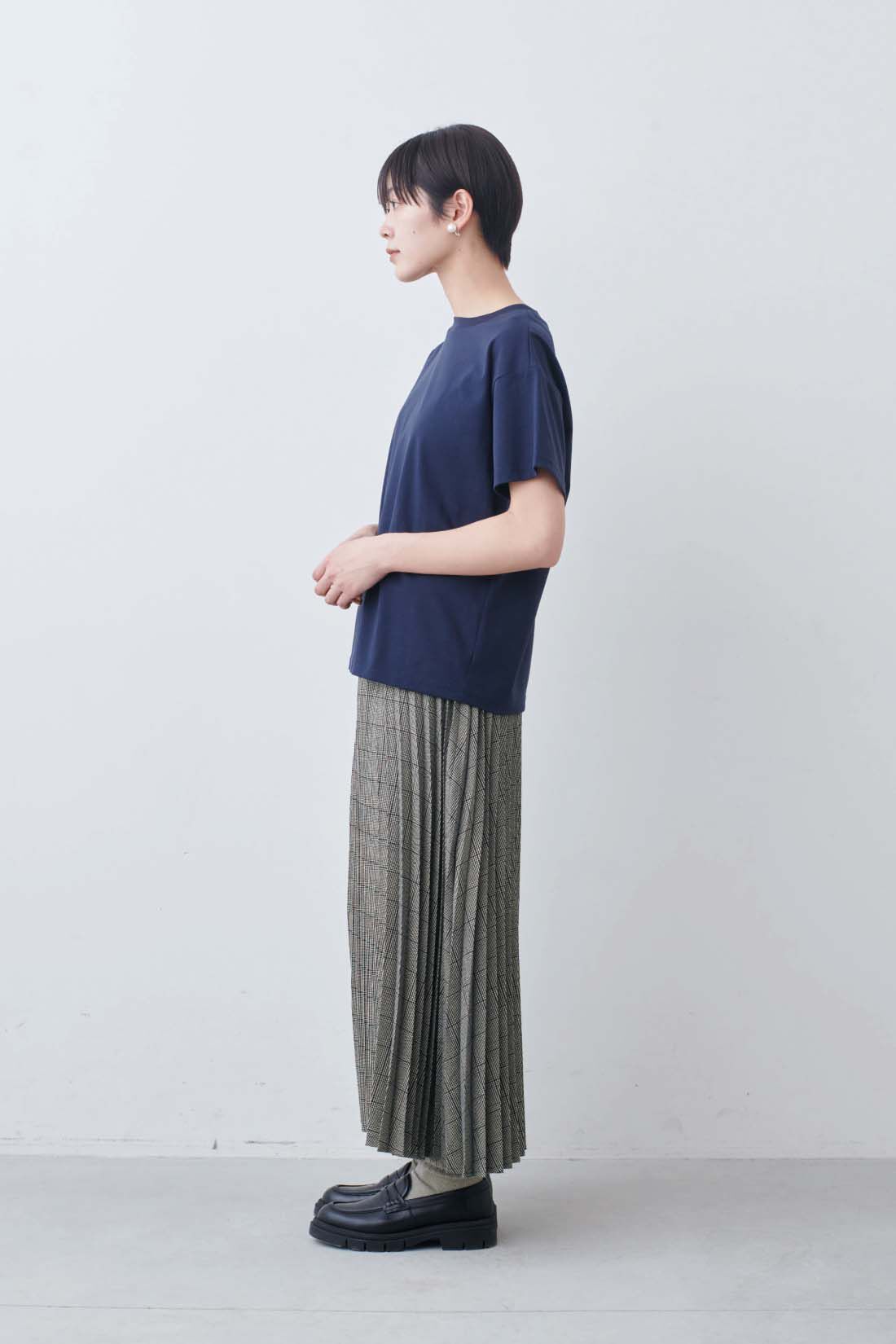 THREE FIFTY STANDARD|THREE FIFTY STANDARD　シルキーな肌ざわりのベーシックなTシャツの会|モデル身長：163cm　着用サイズ：M