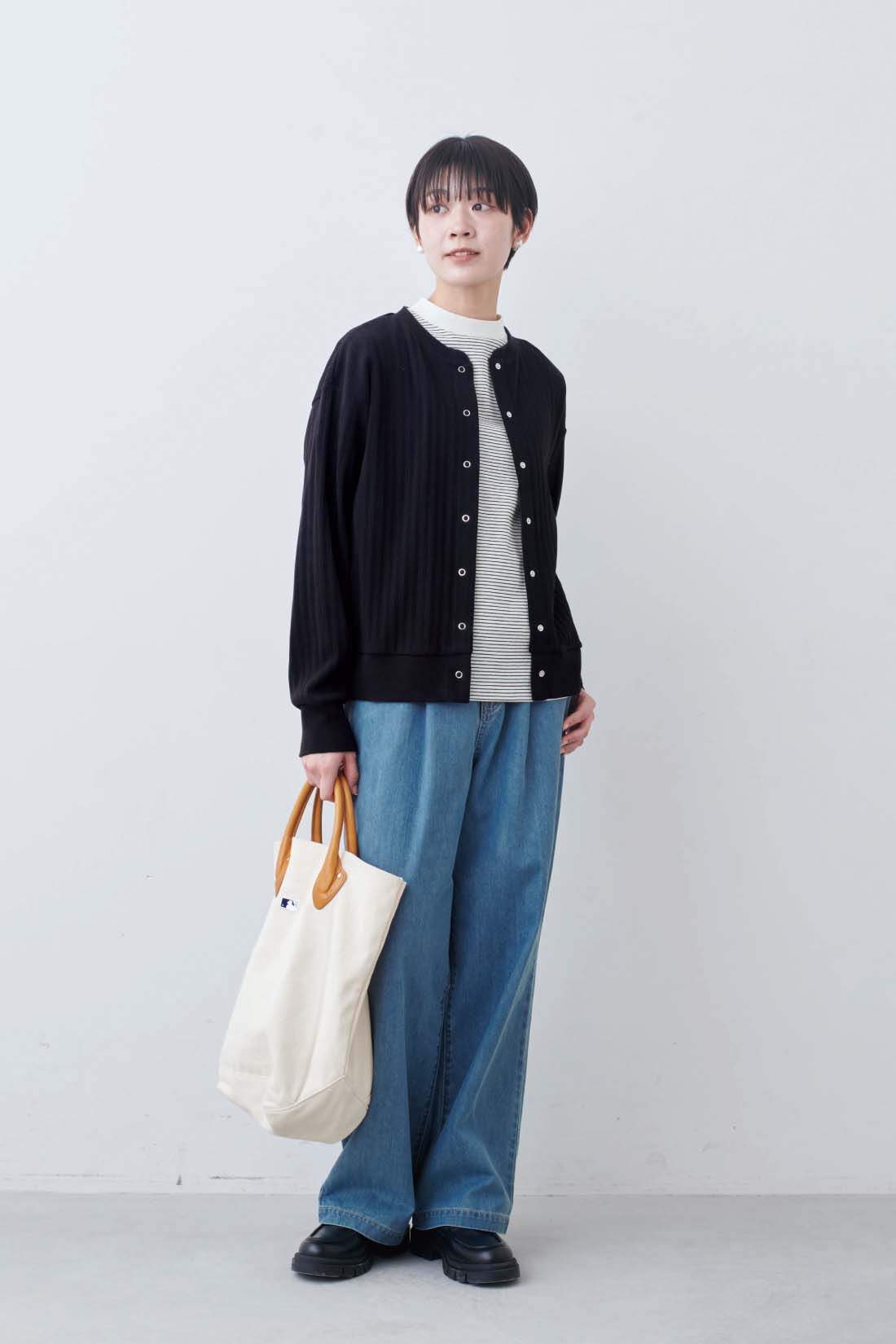 THREE FIFTY STANDARD|THREE FIFTY STANDARD　ライトデニムのタックワイドパンツ|モデル身長：163cm　着用サイズ：M