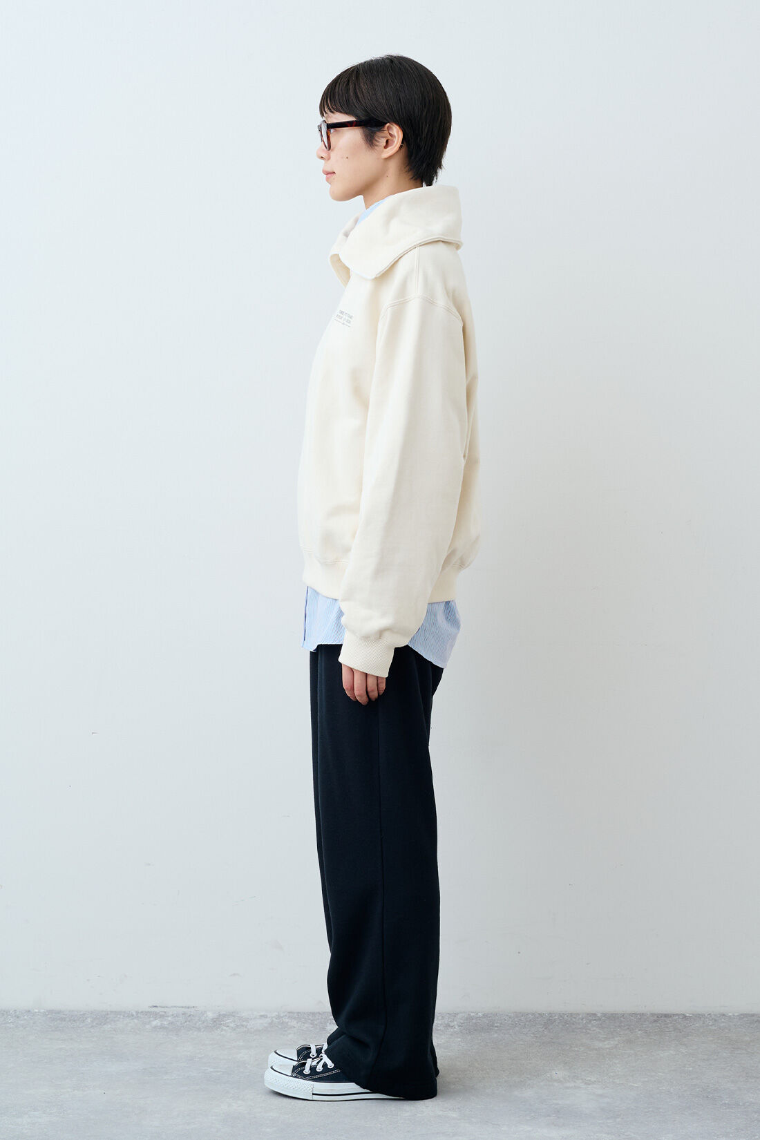 THREE FIFTY STANDARD|小谷 実由さんと作った ストライプのシャツ〈ブルー〉と裏起毛カットソーパンツの会のコーディネート|モデル身長：163cm 着用サイズ：M