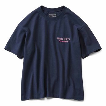 She Chimp さんのタイポグラフィーTシャツ〈ネイビー〉
