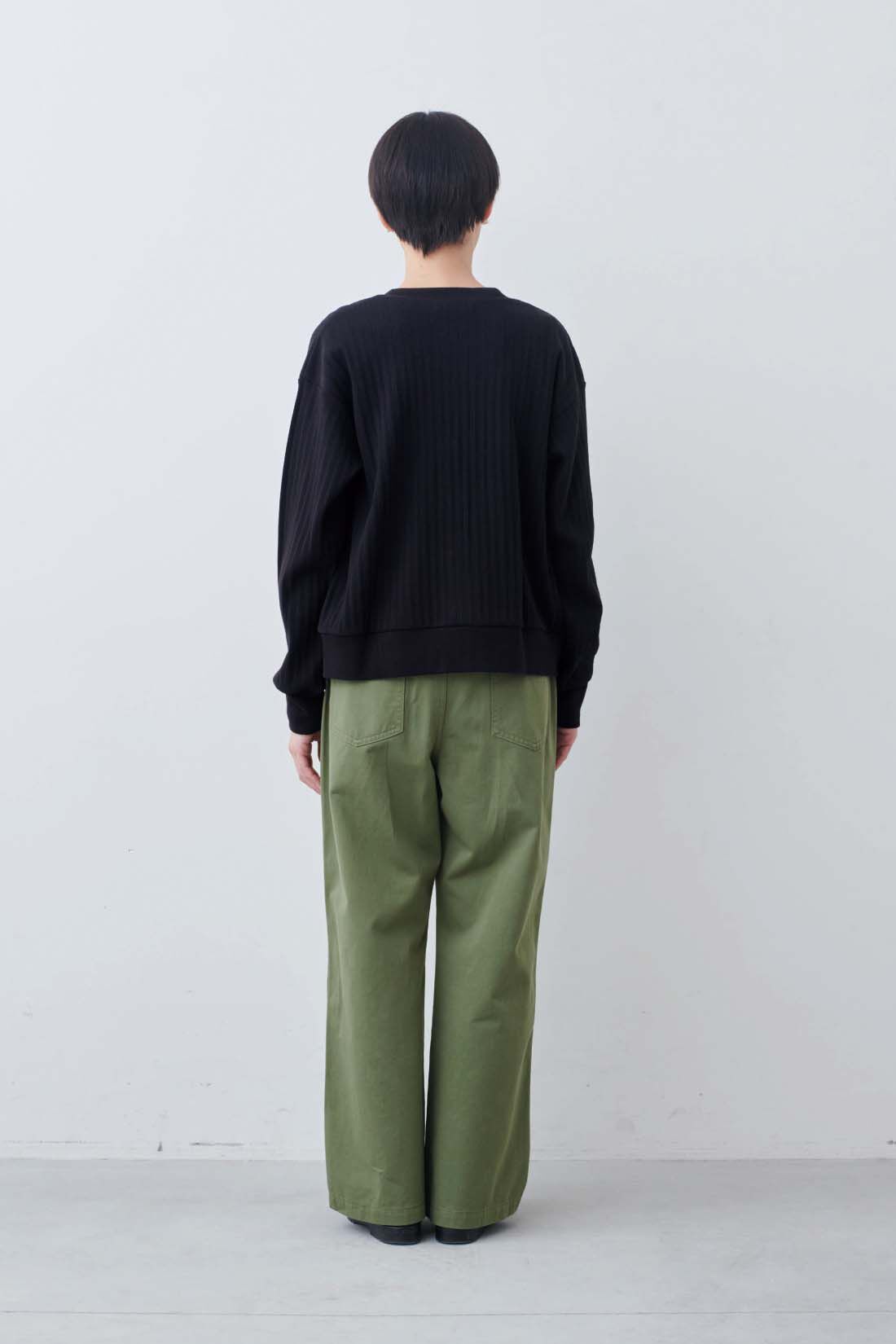 THREE FIFTY STANDARD|針抜きテレコのカットソーアンサンブル〈ブラック〉とベーシックなベイカーパンツ〈カーキグリーン〉のコーディネート