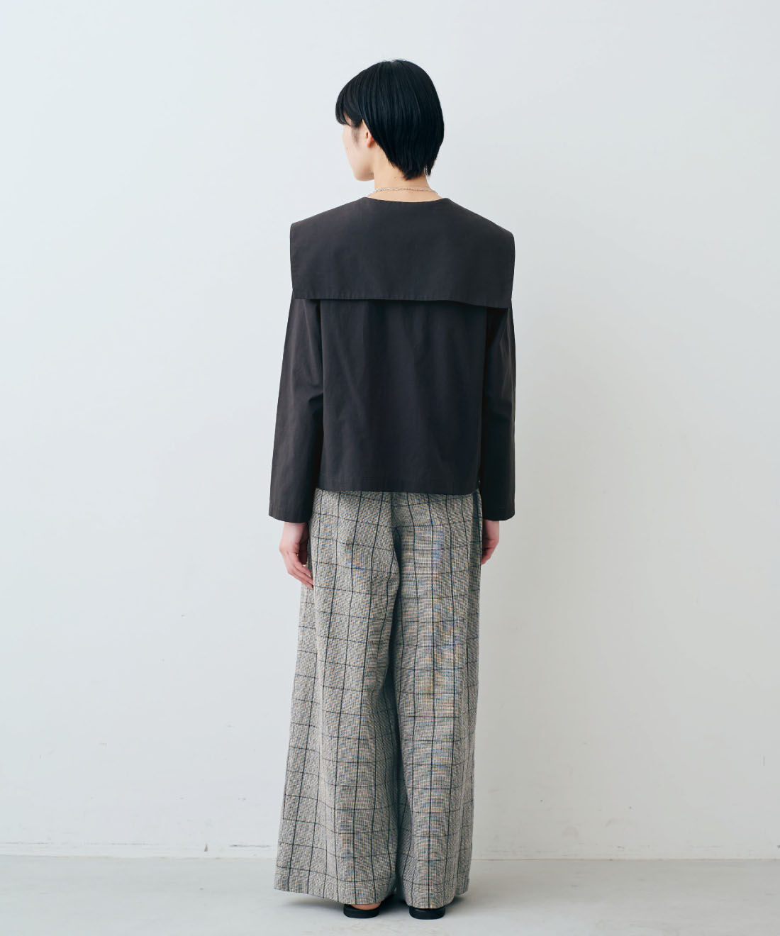THREE FIFTY STANDARD［スリーフィフティースタンダード］|THREE FIFTY STANDARD　小谷 実由さんと作った 国産生地のセーラーシャツカーデジャケット〈ブラック〉|モデル身長：163cm　着用サイズ：M