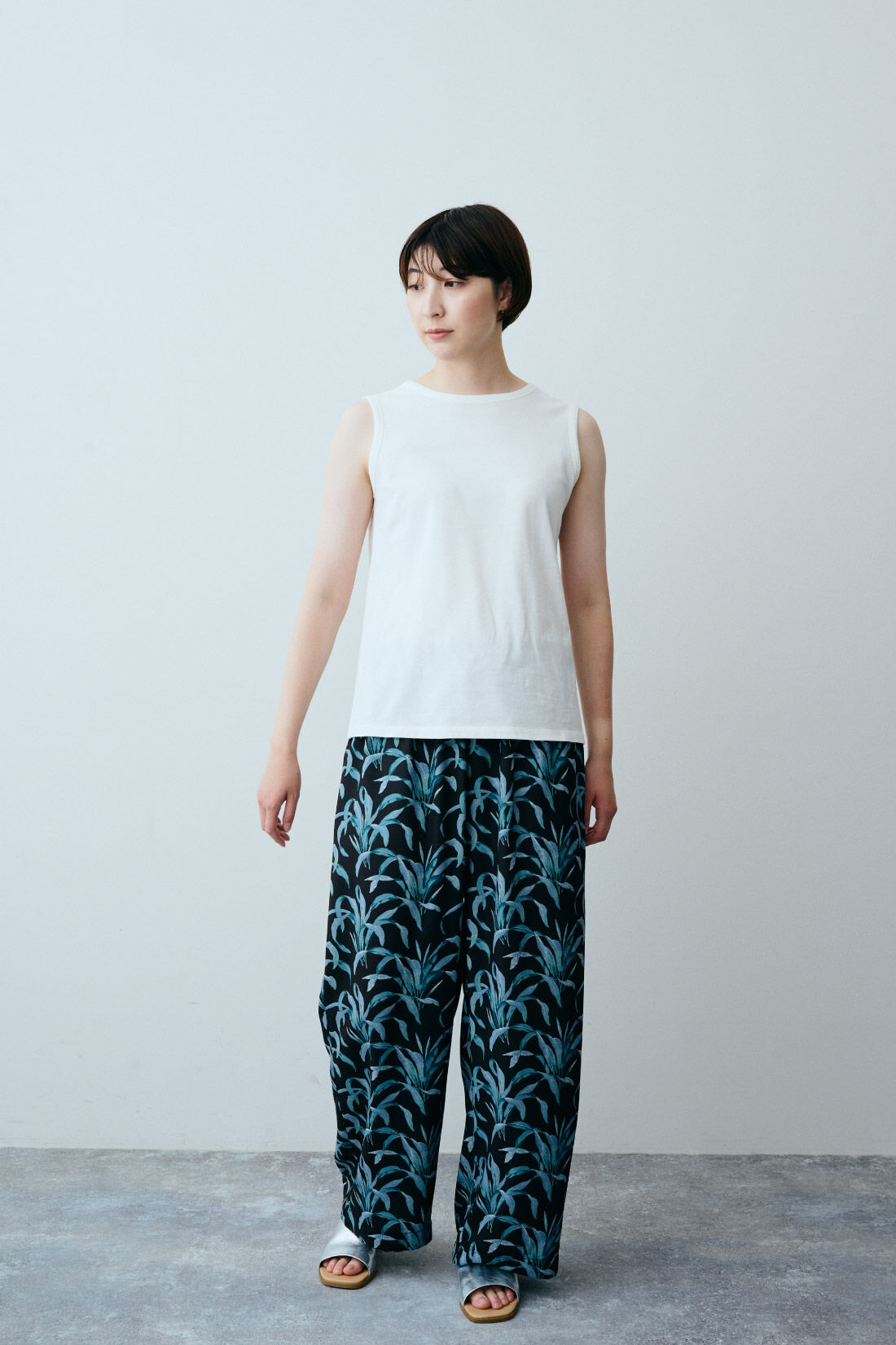 THREE FIFTY STANDARD|ミュルーズ染織美術館パンツＢＫ　ＴＦＳのコーディネート|モデル身長：163cm　着用サイズ：M