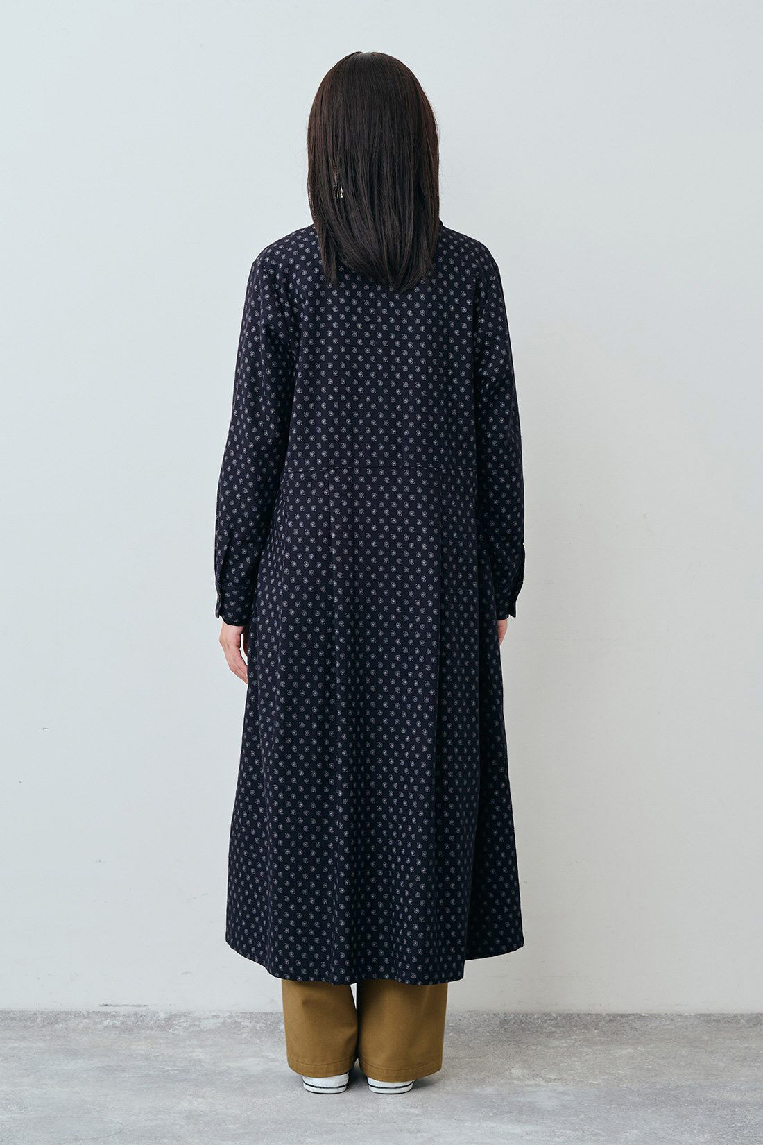 THREE FIFTY STANDARD|ペイズリー柄のシャツワンピース〈ブラック〉とカジュアルすぎないチノパンツ〈キャメル〉のコーディネート