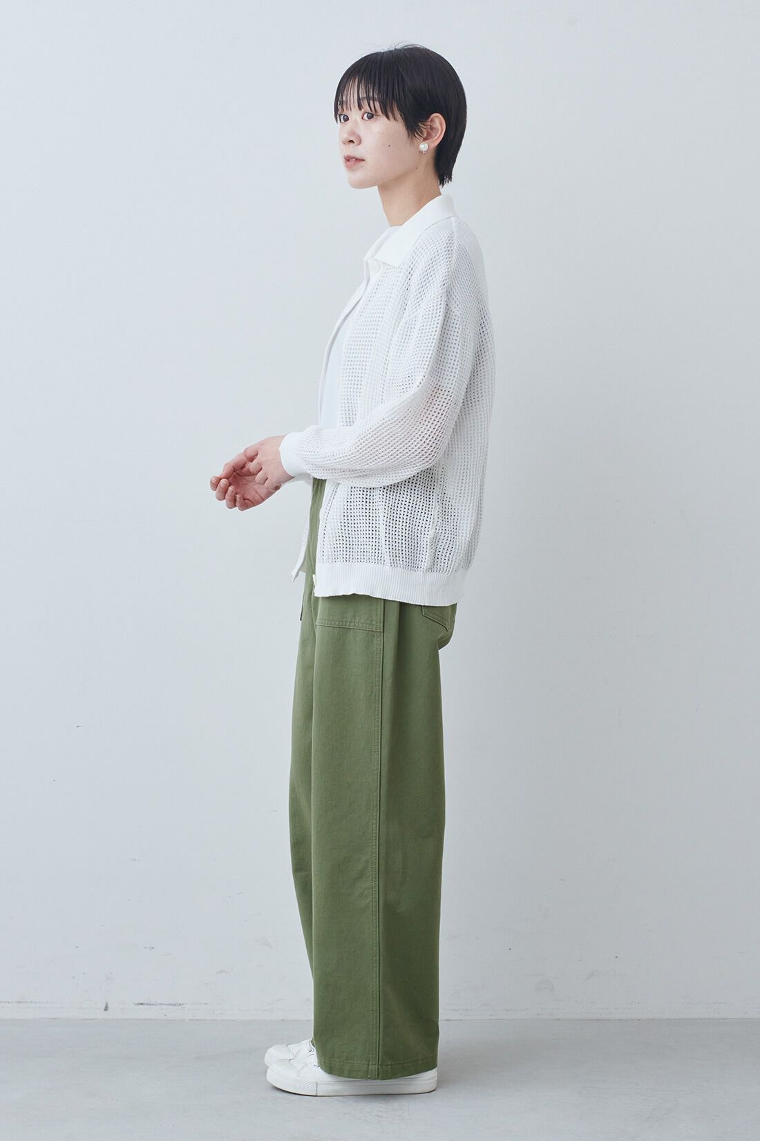 THREE FIFTY STANDARD|衿付きニット透かし編みカーディガン〈オフホワイト〉とシルキーな肌ざわりのベーシックなTシャツの会のコーディネート