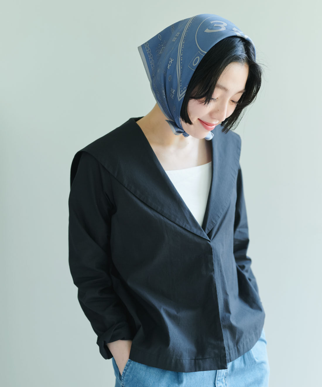 THREE FIFTY STANDARD|小谷 実由さんコラボ 綿100％ 国産生地 セーラーシャツカーデジャケット 〈ブラック〉と綿混 ベア天じく ブラキャミソールとライトデニムのタックワイドパンツのコーディネート