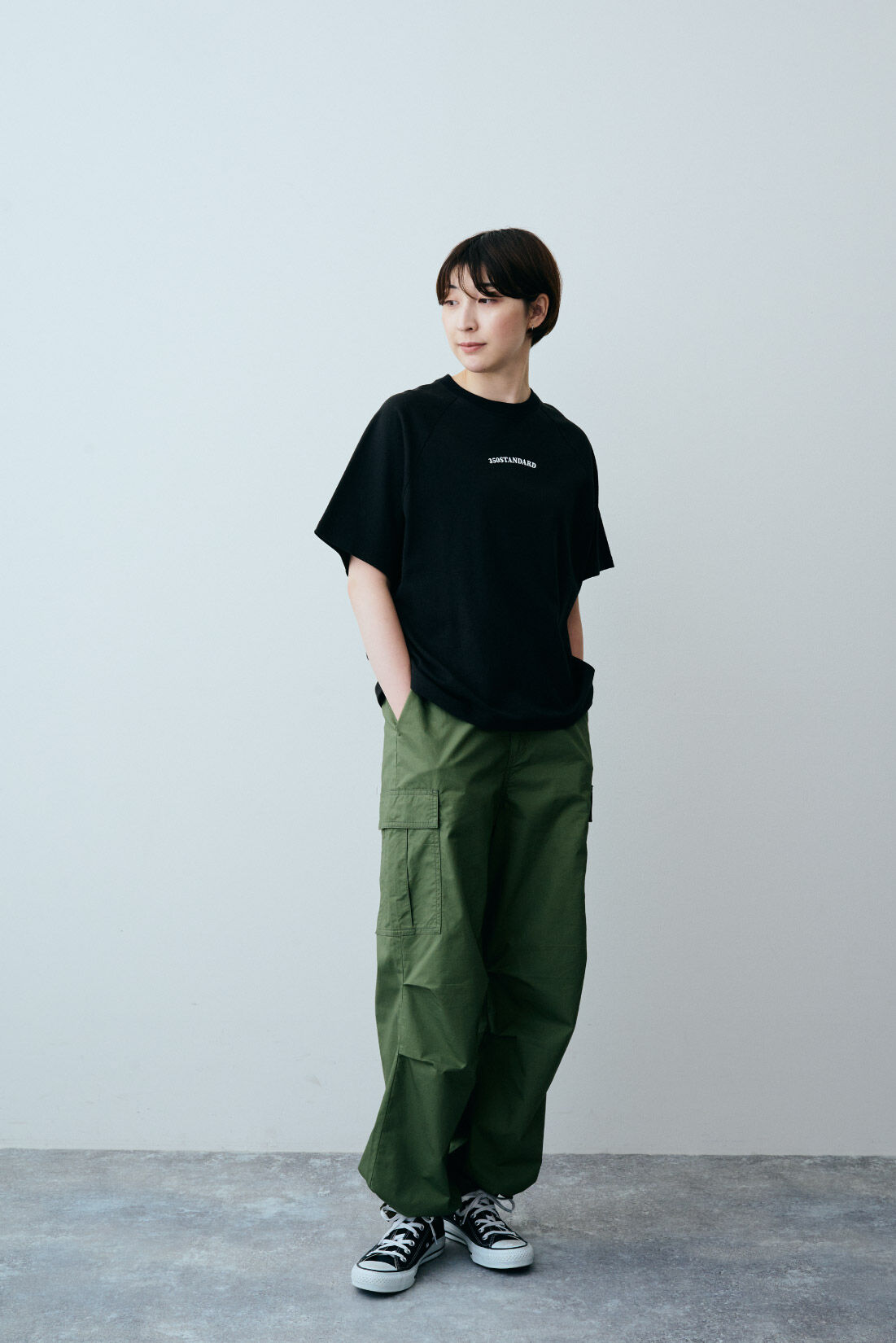 THREE FIFTY STANDARD|THREE FIFTY STANDARD ほどよいシルエットのカーゴパンツ〈ミリタリーグリーン〉