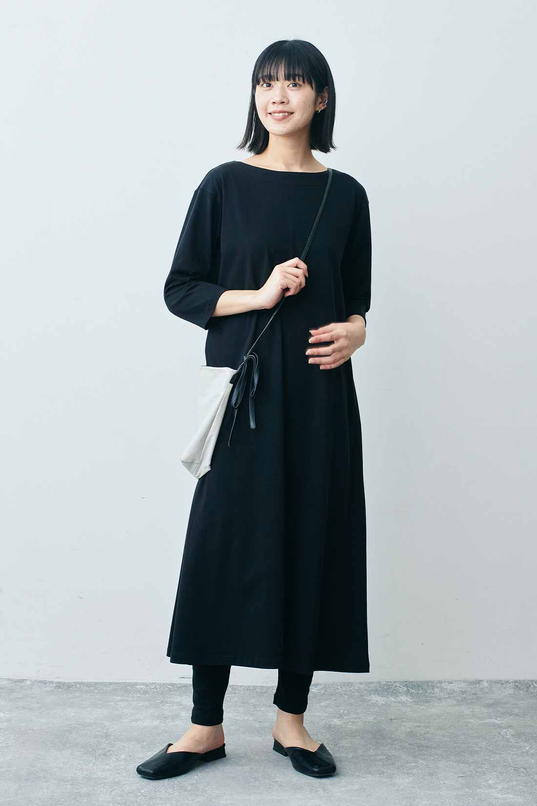 THREE FIFTY STANDARD|THREE FIFTY STANDARD ボートネックのカットソーブラックワンピース|モデル身長：163cm 着用サイズ：M