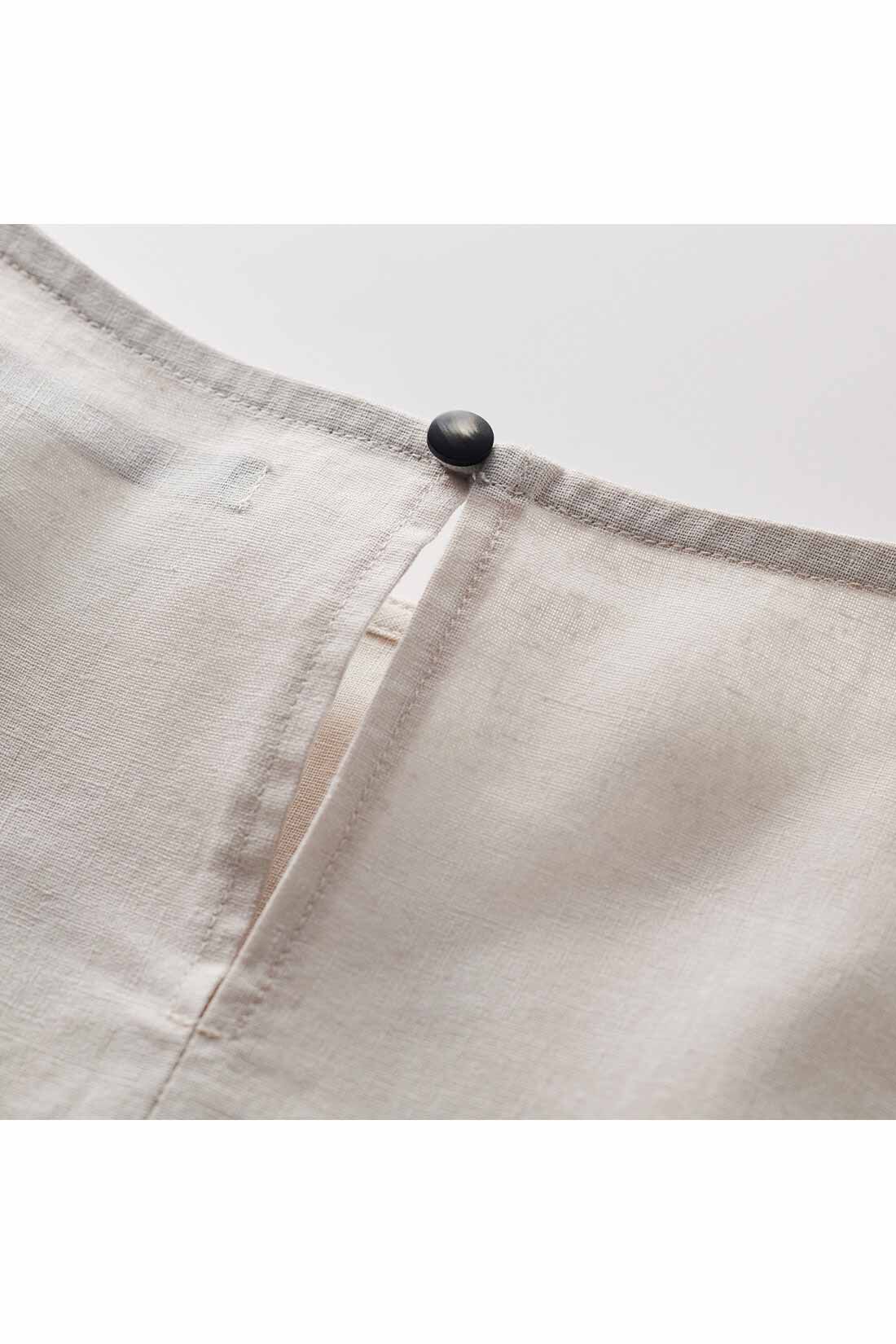 THREE FIFTY STANDARD|THREE FIFTY STANDARD リネンコットンのタックデザインプルオーバー〈ブラック〉|後ろ開きのボタンには、光沢のある小さめのボタンをあしらい、上品なバックスタイルを演出します。　※お届けするカラーとは異なります。