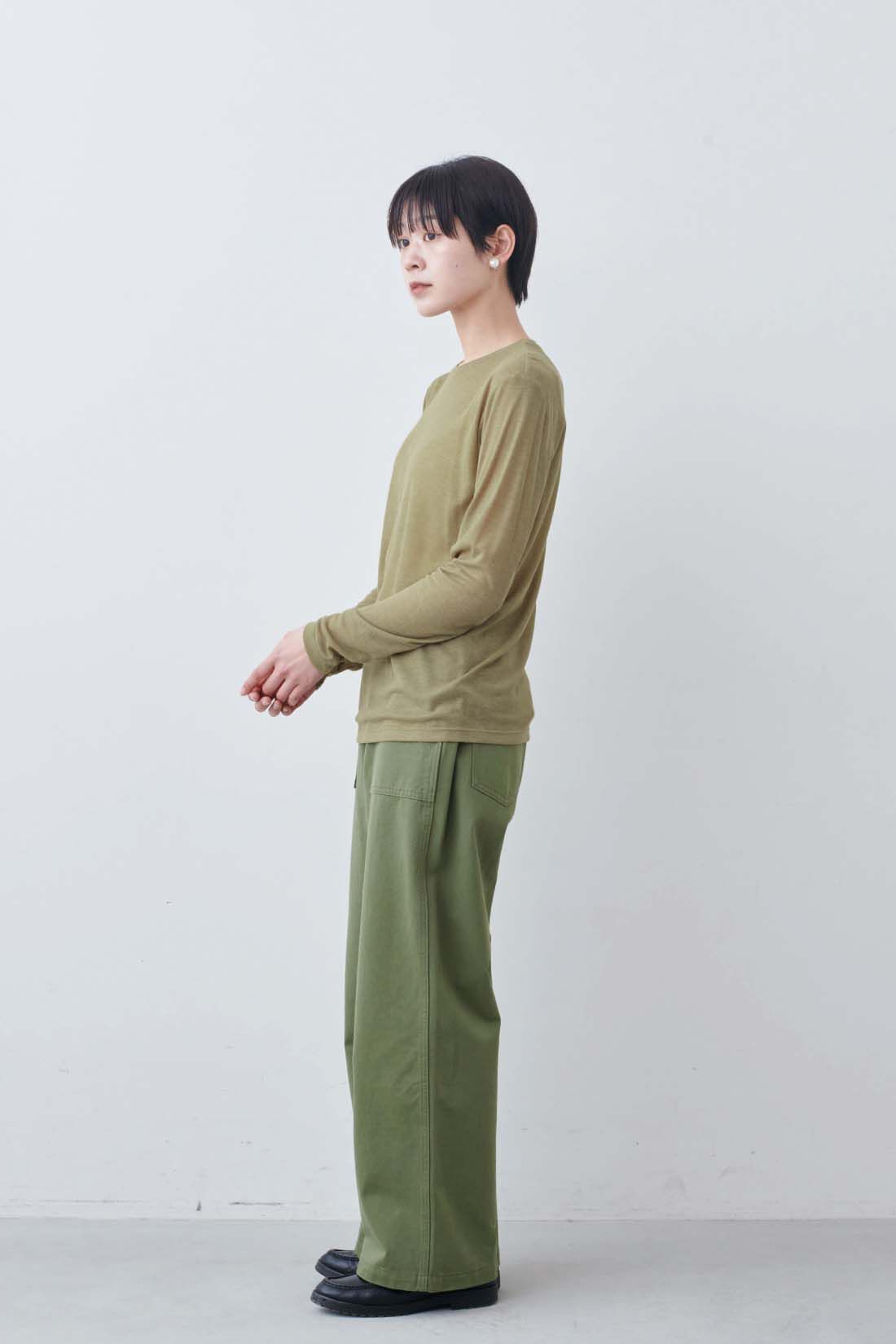 THREE FIFTY STANDARD|ベーシックなベイカーパンツ〈カーキグリーン〉とガラスパールのイヤアクセサリーのコーディネート