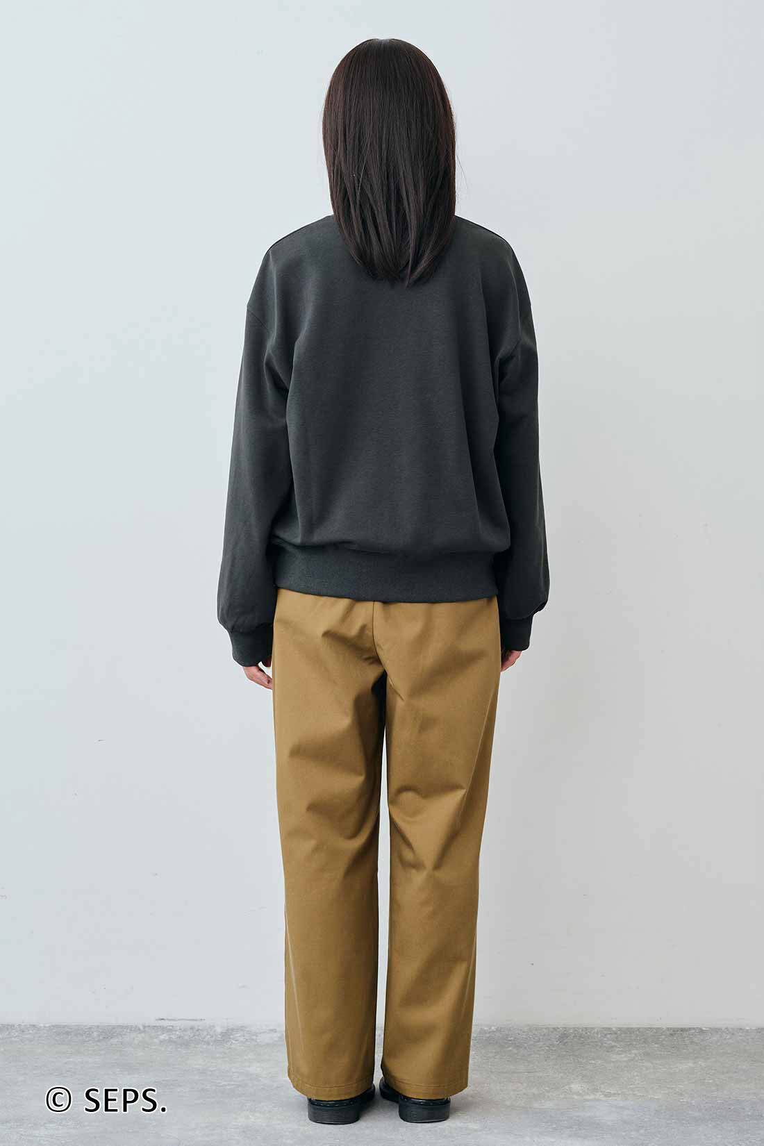 THREE FIFTY STANDARD|THREE FIFTY STANDARD Saturday Evening Post ヴィンテージライクプリントトレーナー〈チャコールグレー〉|モデル身長：163cm　着用サイズ：M