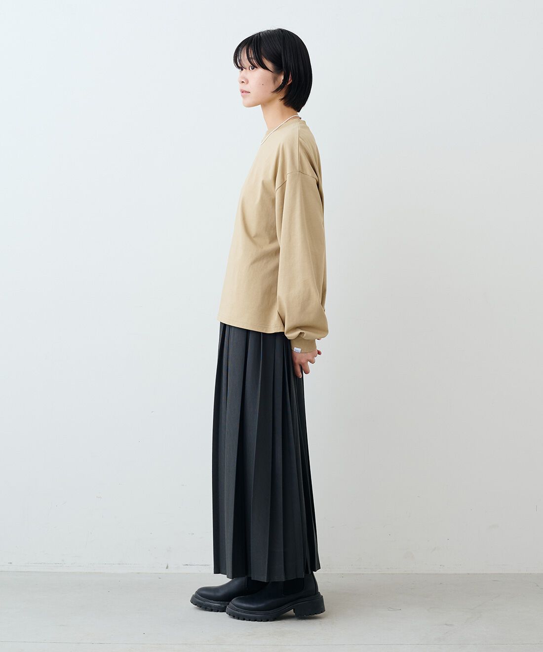 THREE FIFTY STANDARD|吸水速乾長袖Tシャツ TFSとカットソーのプリーツスカートGY TFSのコーディネート|モデル身長:163cm 着用サイズ:M THREE FIFTY STANDARD|吸水速乾長袖Tシャツ TFSとカットソーのプリーツスカートGY TFSのコーディネート|モデル身長:163cm 着用サイズ:M
