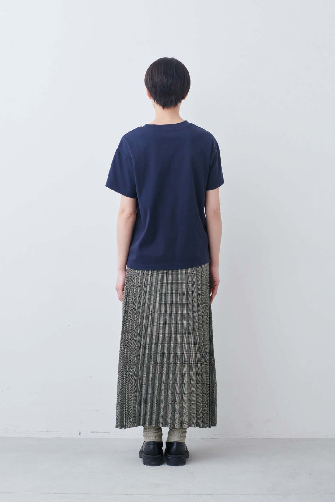 THREE FIFTY STANDARD|THREE FIFTY STANDARD　シルキーな肌ざわりのベーシックなTシャツの会|モデル身長：163cm　着用サイズ：M