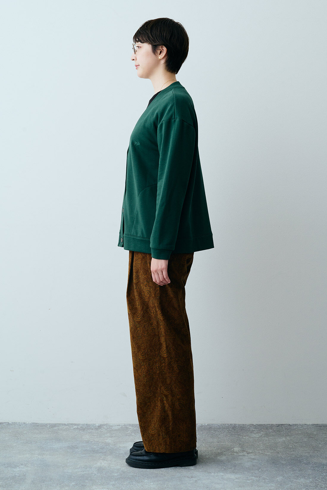 THREE FIFTY STANDARD|Ｖネックカーディガン〈グリーン〉ＴＦＳとペイズリー柄の細コールパンツＢＲ　ＴＦＳのコーディネート