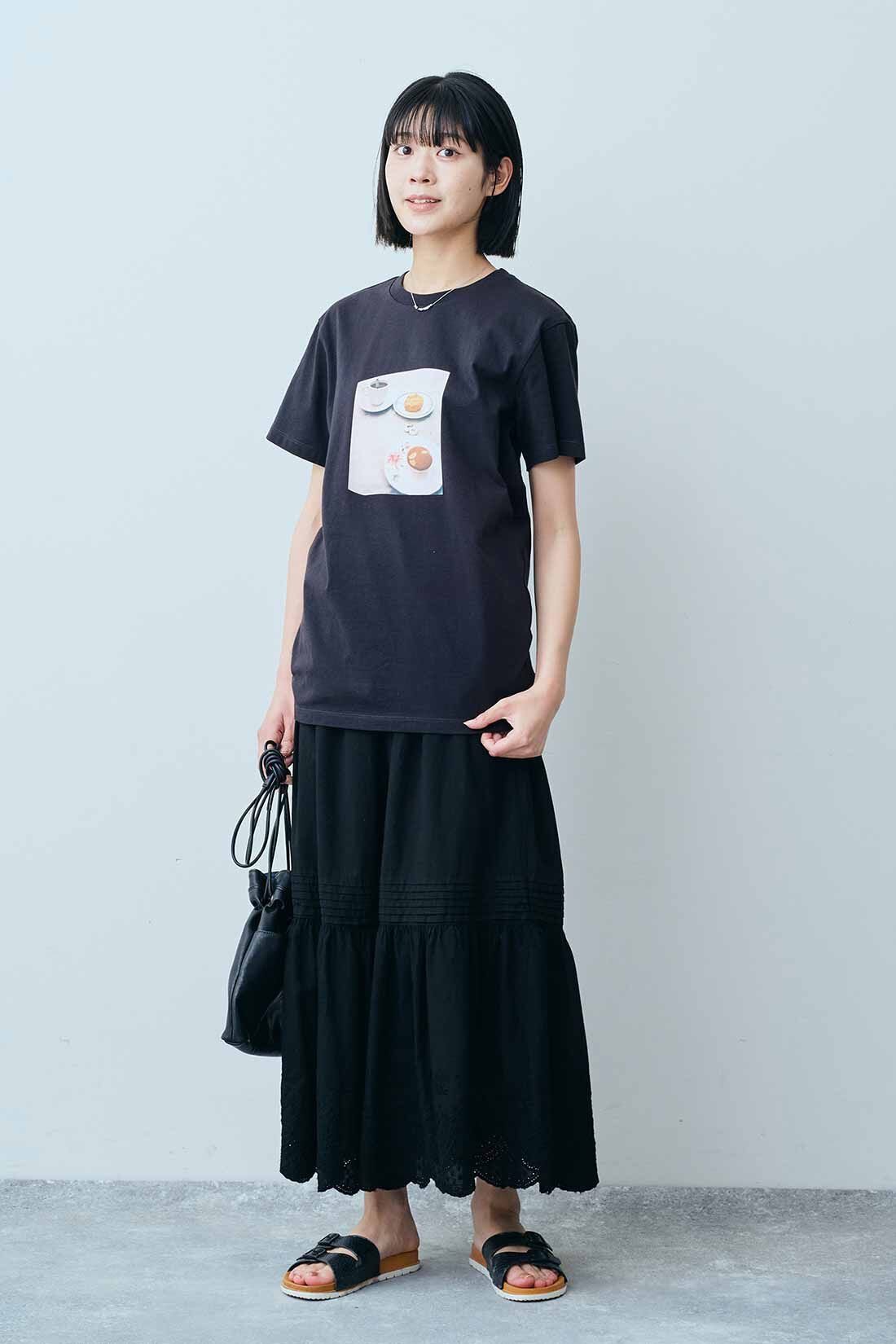 THREE FIFTY STANDARD|小谷実由さんコラボ フォトＴシャツ〈チャコールグレー〉とコットンレース スカート〈ブラック〉のコーディネート|モデル身長：163cm 着用サイズ：M