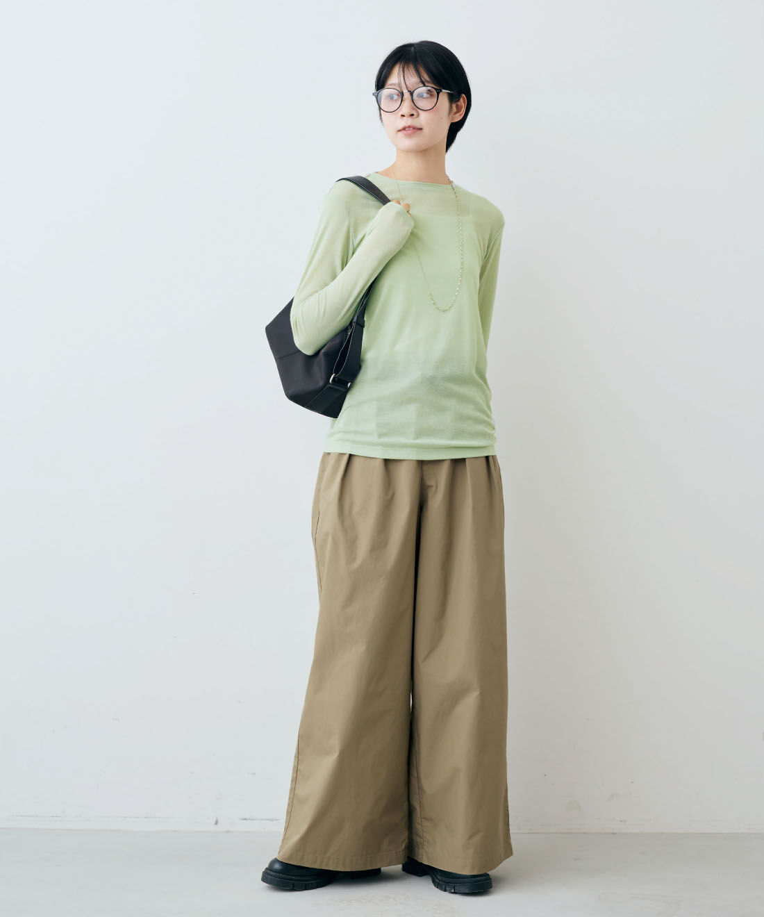 THREE FIFTY STANDARD［スリーフィフティースタンダード］|THREE FIFTY STANDARD　光沢感がきれいな接触冷感素材のワイドパンツ〈カーキベージュ〉|モデル身長：163cm　着用サイズ：M