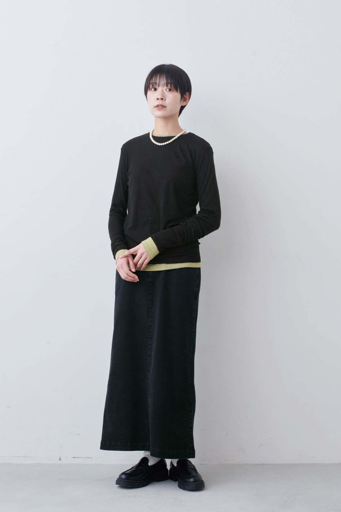 THREE FIFTY STANDARD［スリーフィフティースタンダード］|THREE FIFTY STANDARD　シックなウォッシュドブラックデニムのスカート|モデル身長：163cm　着用サイズ：M