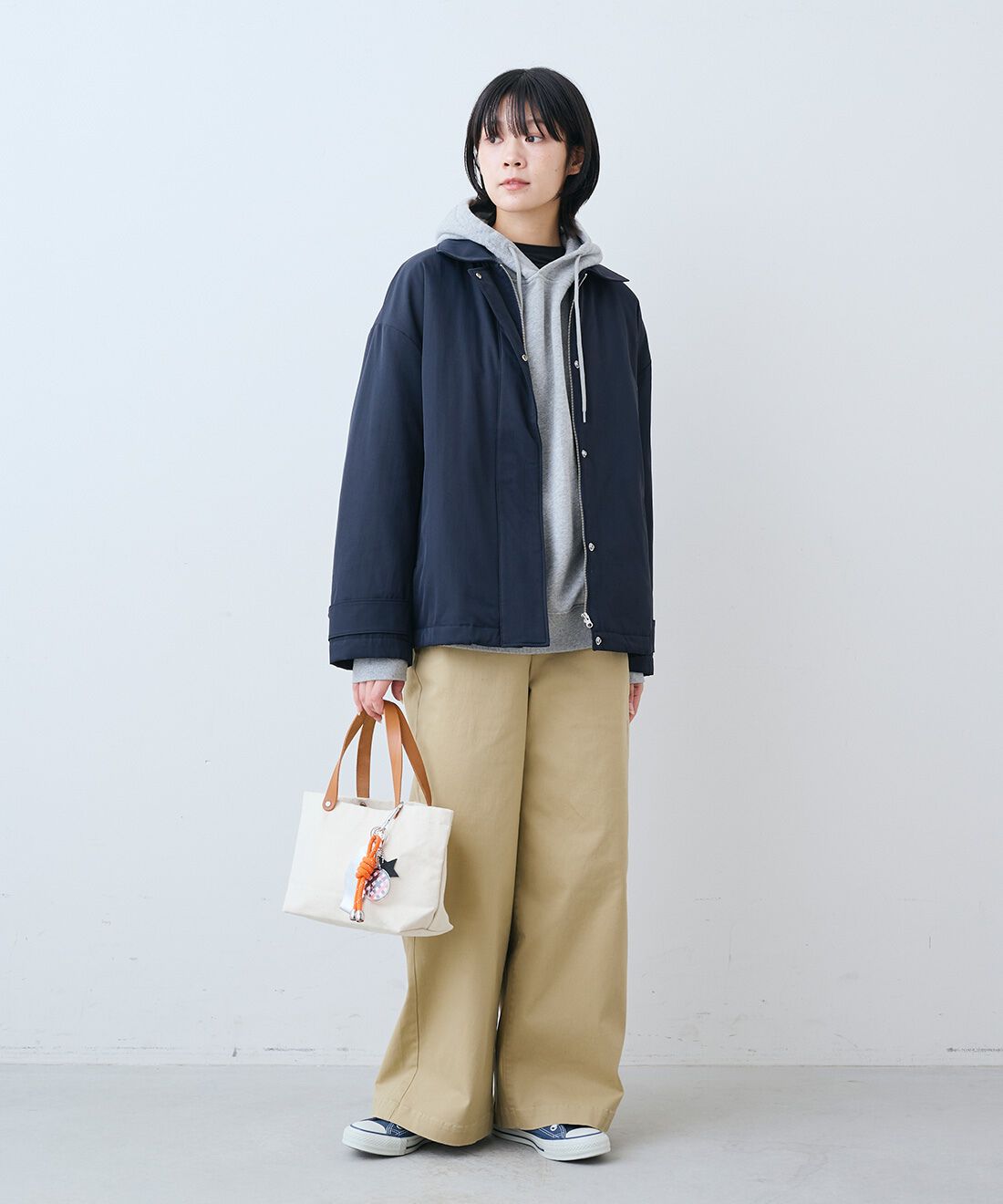 THREE FIFTY STANDARD|裏サーモライトキルトのブルゾン〈ネイビー〉とトンプキン裏毛スウェット パーカー〈杢グレー〉とすっきりノータックのチノパンツ〈ベージュ〉のコーディネート