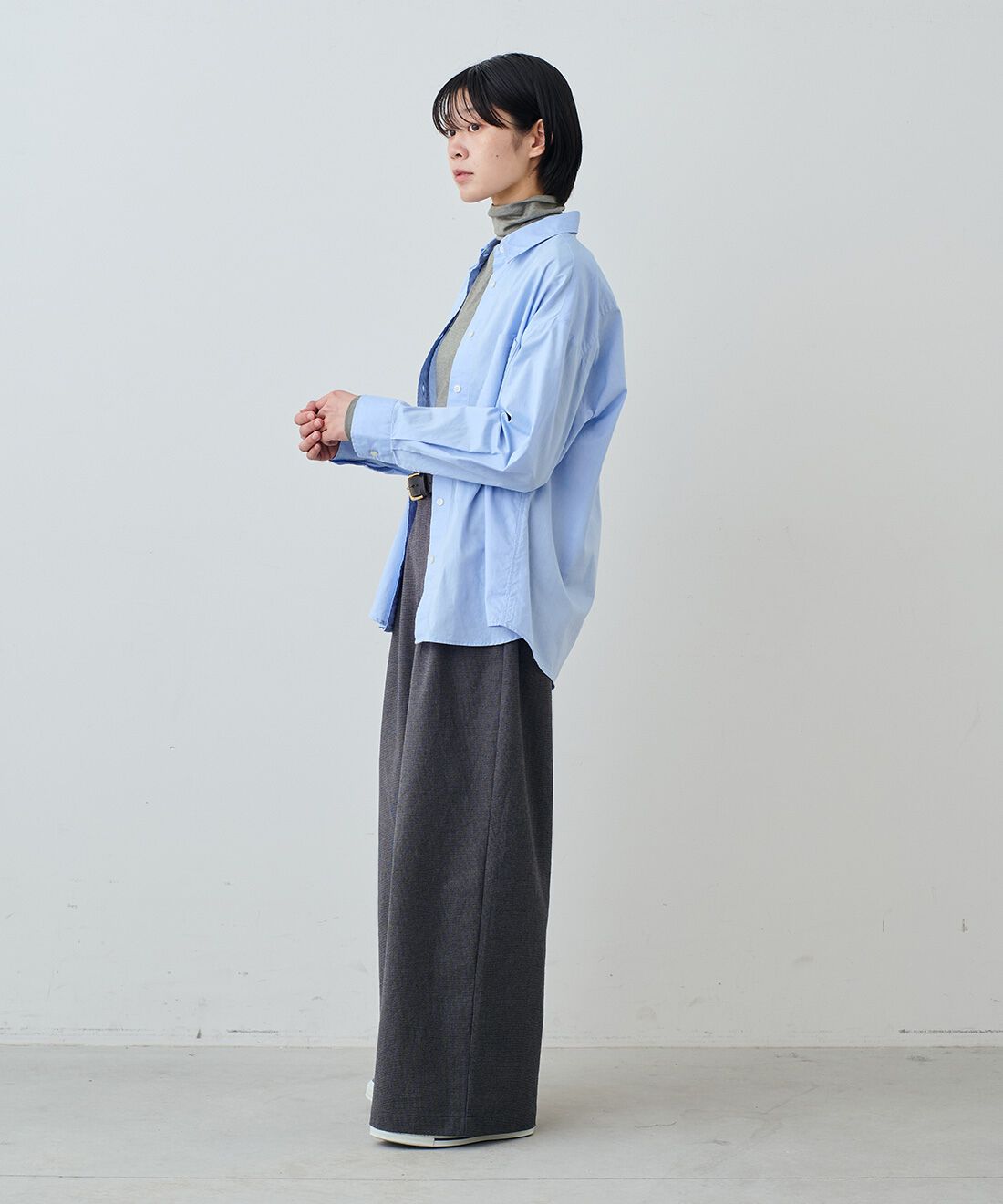 THREE FIFTY STANDARD［スリーフィフティースタンダード］|日本製の刺しゅうオックスシャツＢＬ　ＴＦＳと千鳥格子のワイドタックパンツ　ＴＦＳのコーディネート|モデル身長：163cm 着用サイズ：M